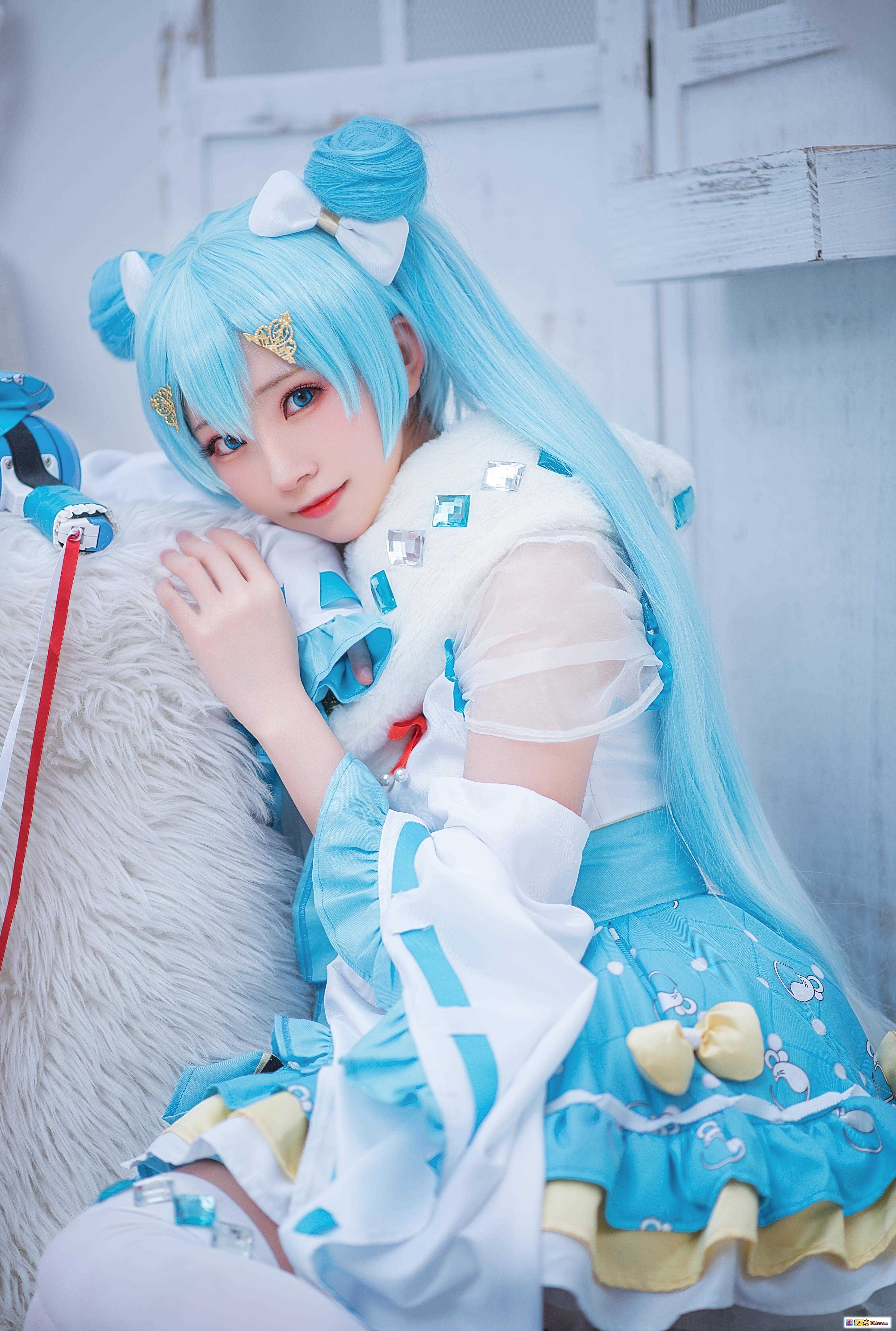 图片[4] - 初音未来cosplay写真｜蓝发双马尾｜白色毛绒外套｜蓝色蝴蝶结裙装｜手持扩音器｜日系少女风｜Kitaro绮太郎NO.052 - 就要吻