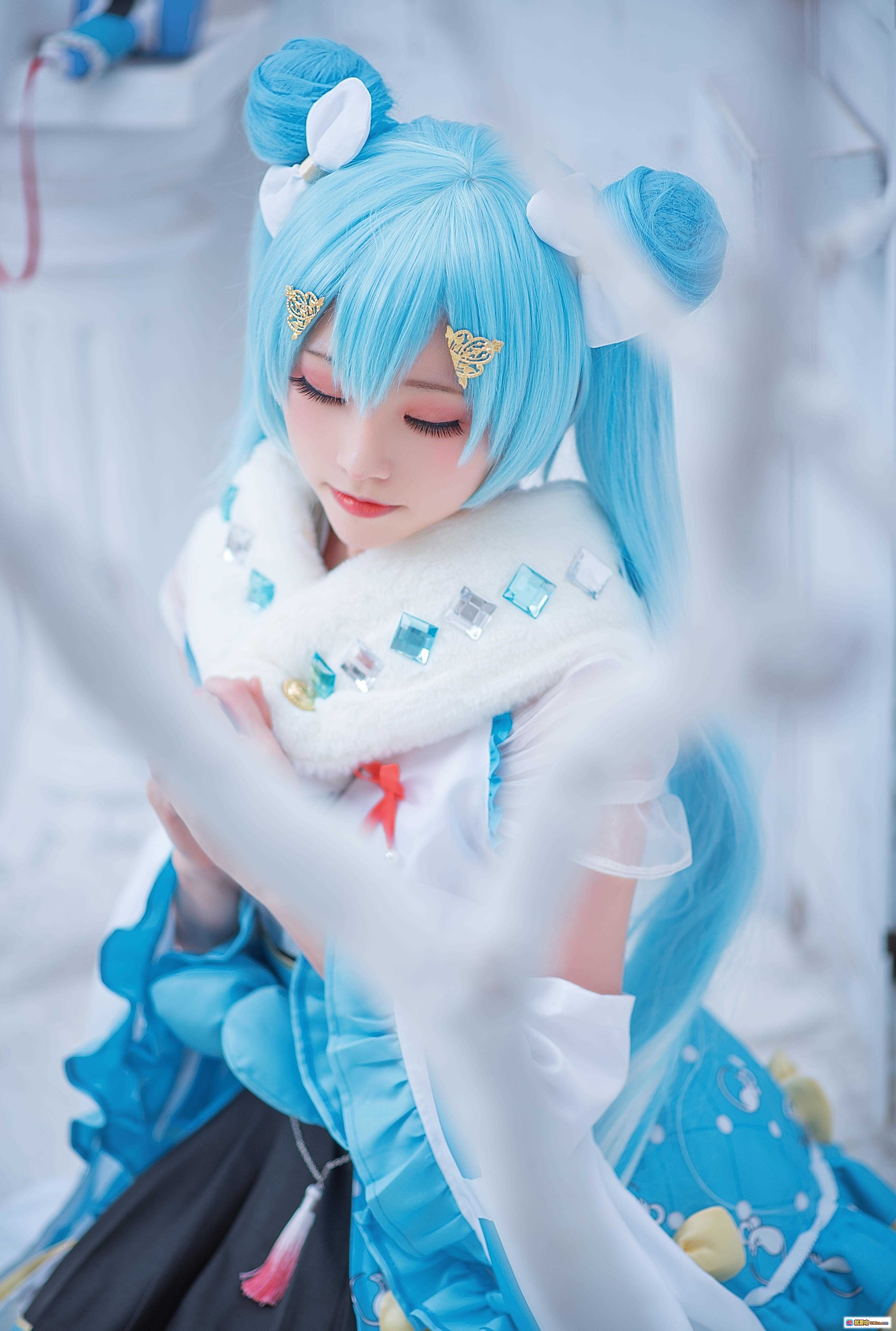 图片[5] - 初音未来cosplay写真｜蓝发双马尾｜白色毛绒外套｜蓝色蝴蝶结裙装｜手持扩音器｜日系少女风｜Kitaro绮太郎NO.052 - 就要吻