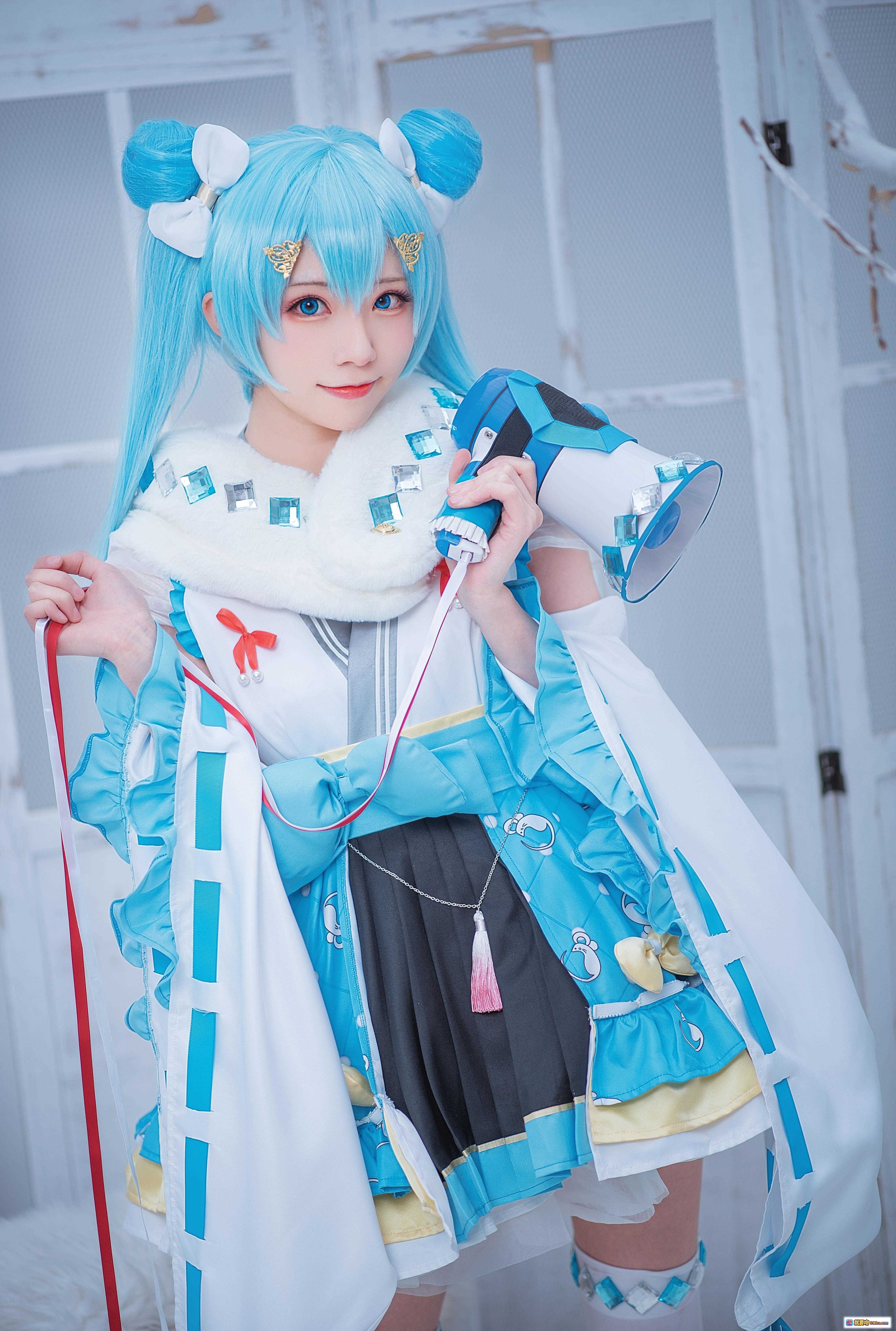 图片[8] - 初音未来cosplay写真｜蓝发双马尾｜白色毛绒外套｜蓝色蝴蝶结裙装｜手持扩音器｜日系少女风｜Kitaro绮太郎NO.052 - 就要吻