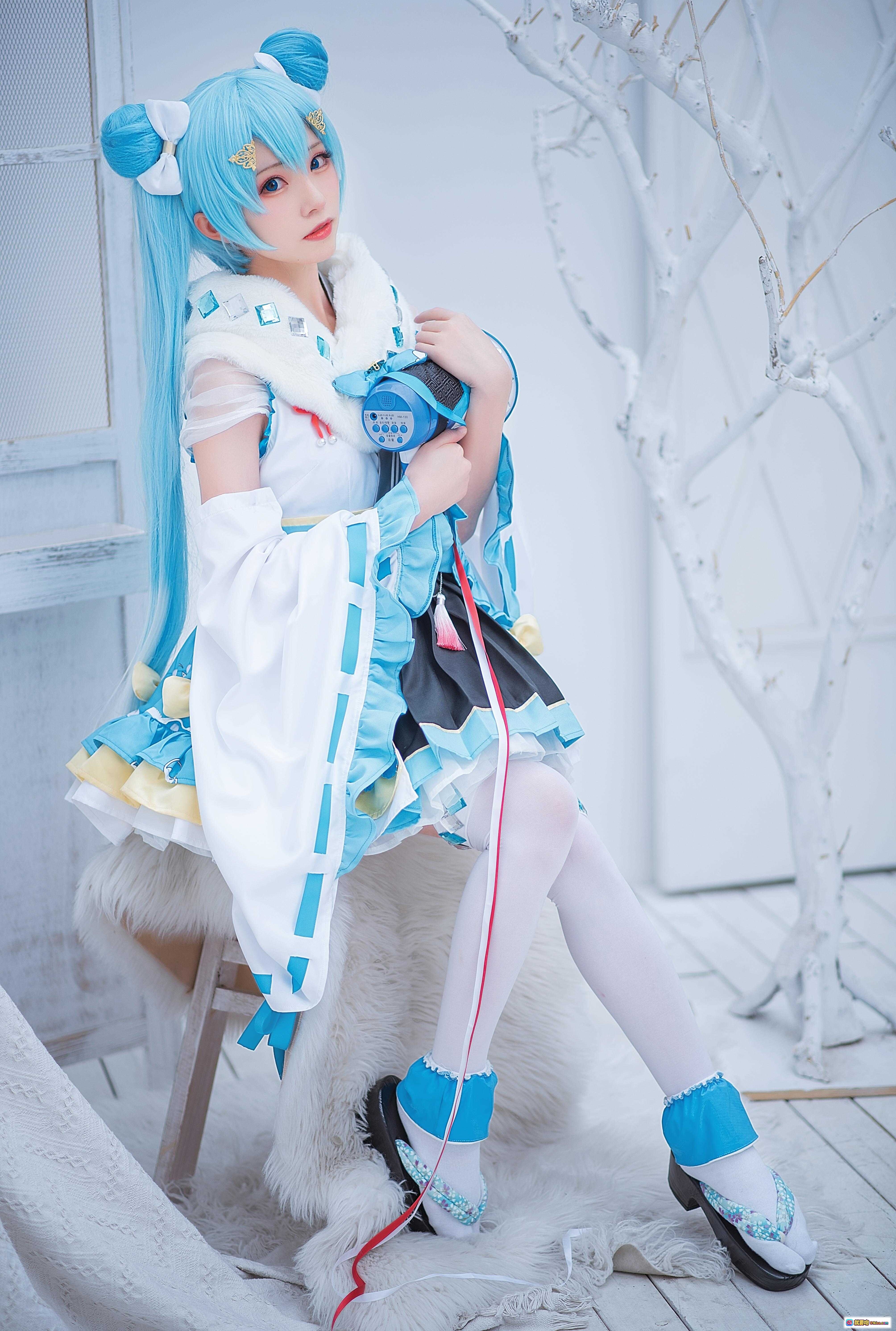 图片[10] - 初音未来cosplay写真｜蓝发双马尾｜白色毛绒外套｜蓝色蝴蝶结裙装｜手持扩音器｜日系少女风｜Kitaro绮太郎NO.052 - 就要吻