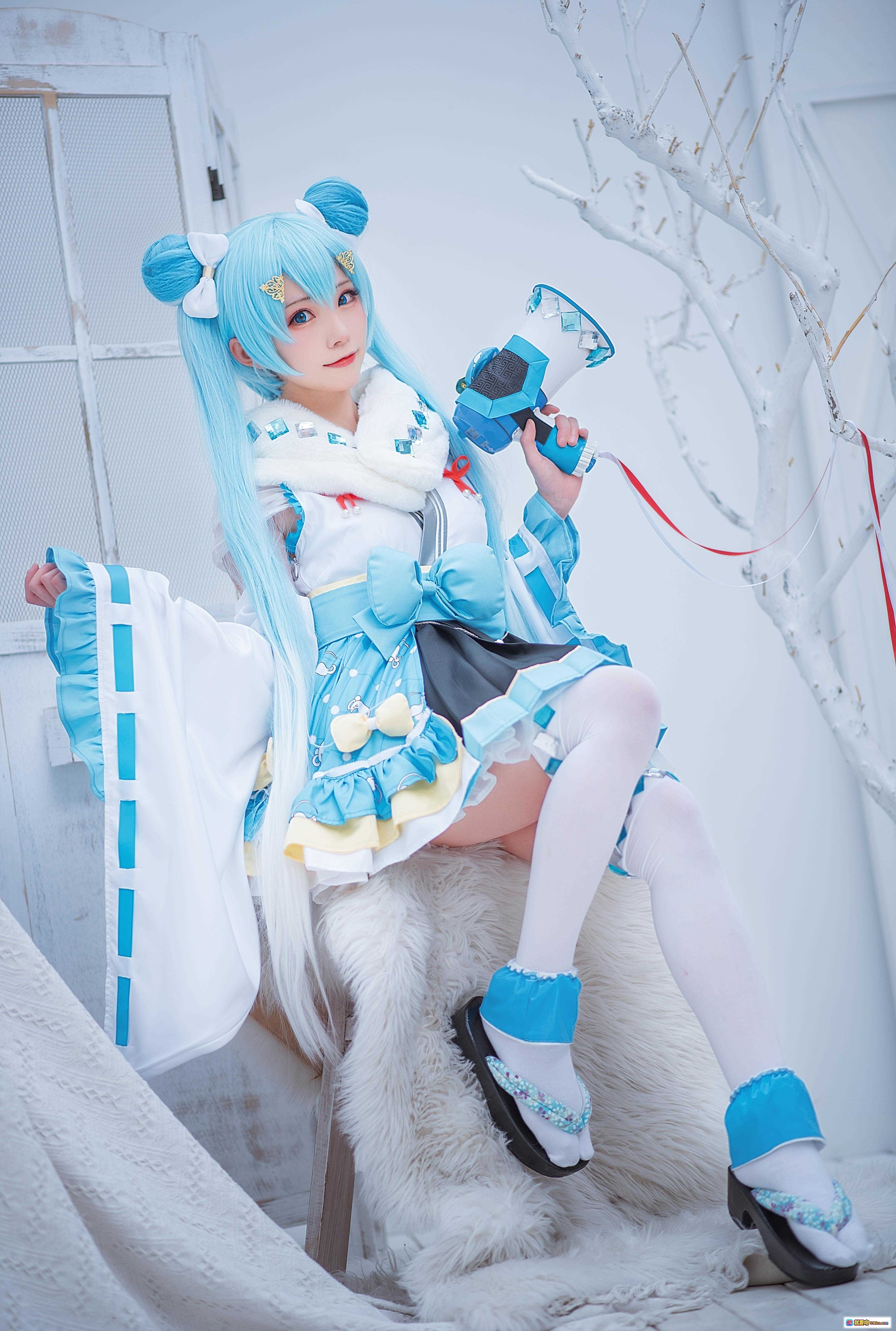 初音未来cosplay写真｜蓝发双马尾｜白色毛绒外套｜蓝色蝴蝶结裙装｜手持扩音器｜日系少女风｜Kitaro绮太郎NO.052 - 就要吻