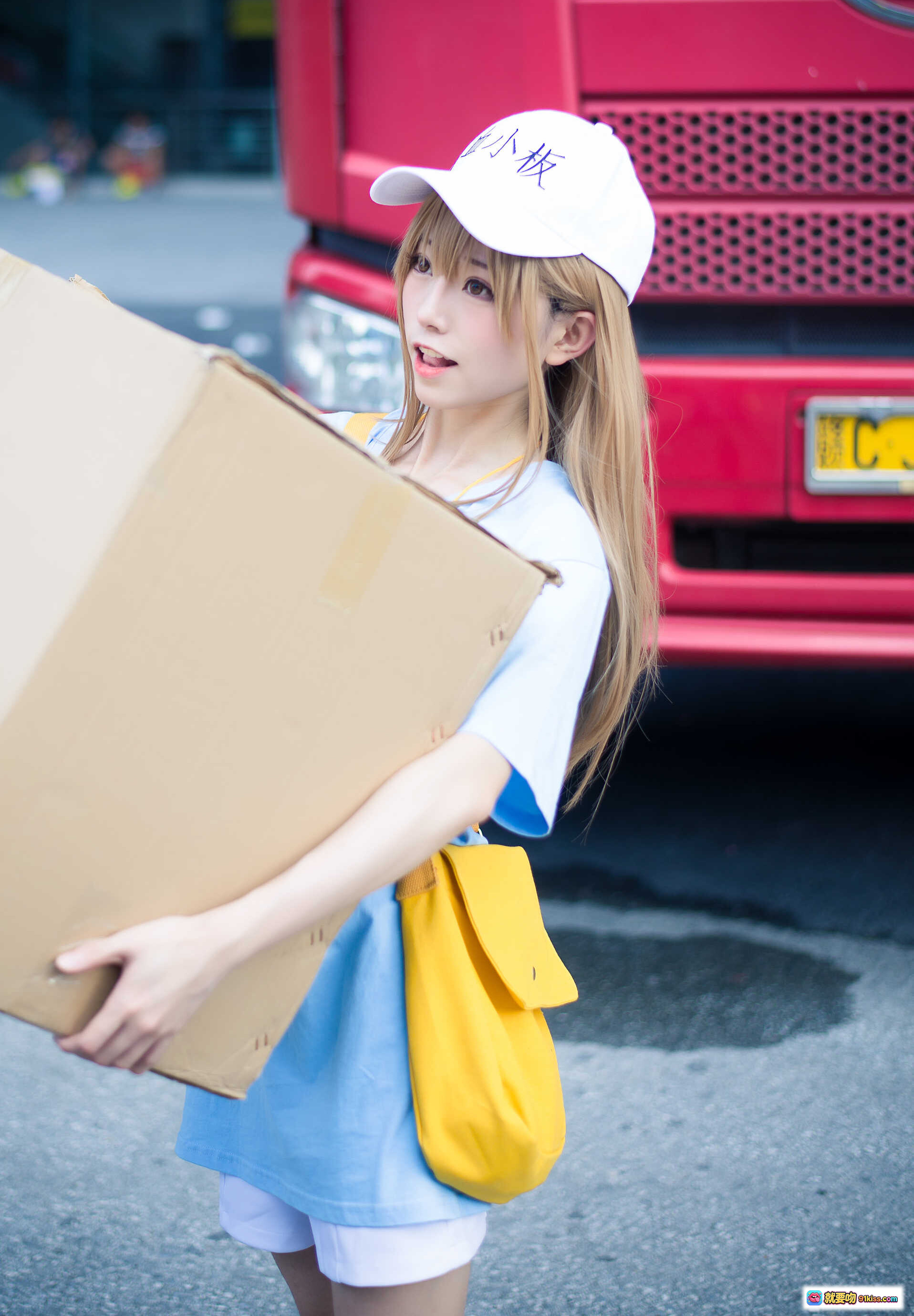 图片[10] - 血小板cosplay Kitaro绮太郎NO.001 蓝裙黄背带帽 白帽写血小板 搬纸箱楼梯场景 30P高清图集 - 就要吻