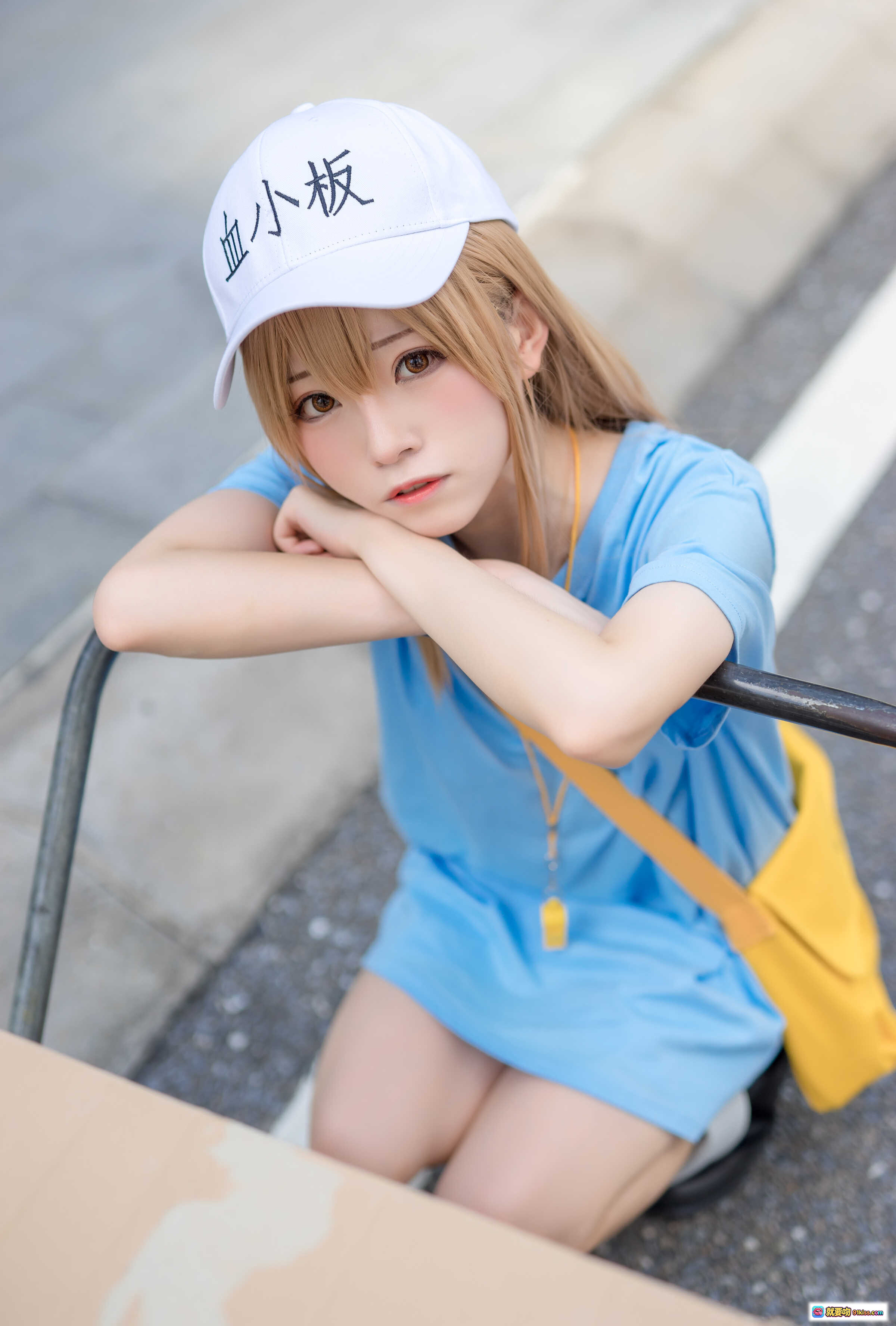 图片[8] - 血小板cosplay Kitaro绮太郎NO.001 蓝裙黄背带帽 白帽写血小板 搬纸箱楼梯场景 30P高清图集 - 就要吻