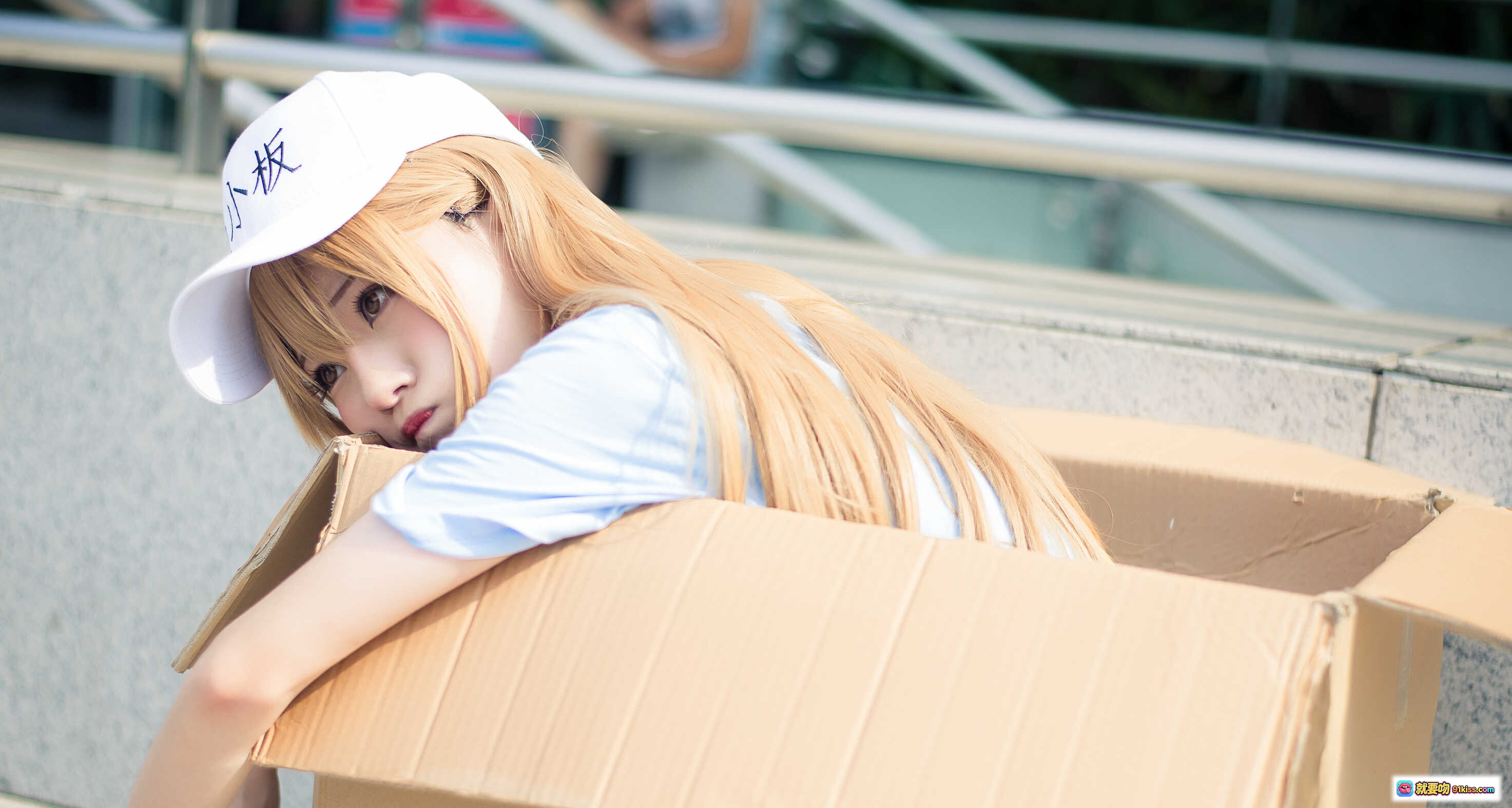 图片[4] - 血小板cosplay Kitaro绮太郎NO.001 蓝裙黄背带帽 白帽写血小板 搬纸箱楼梯场景 30P高清图集 - 就要吻