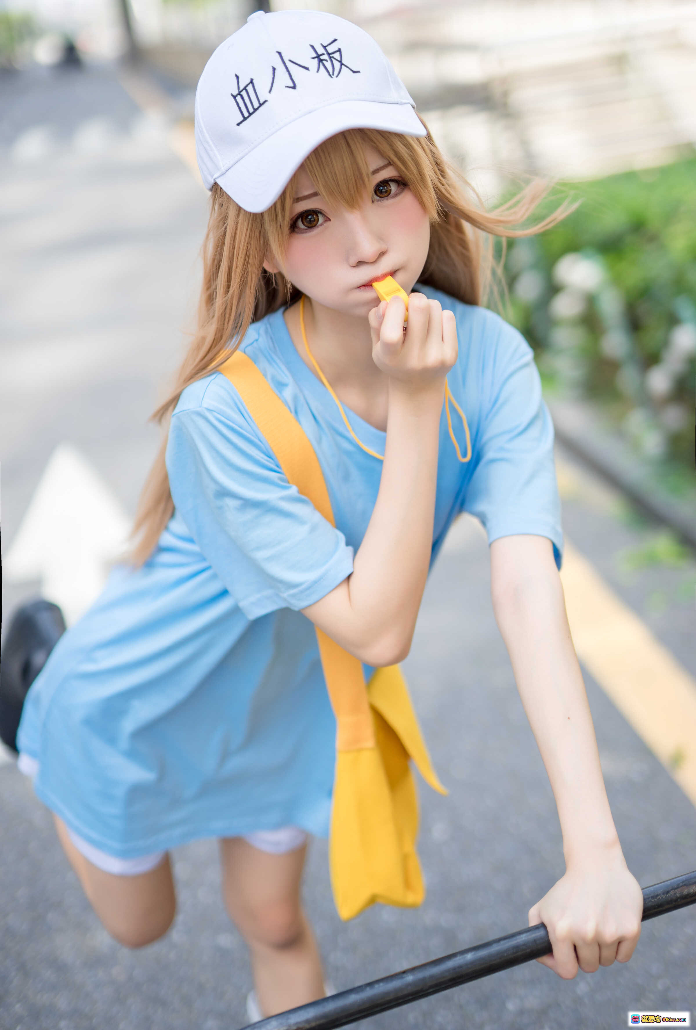 图片[7] - 血小板cosplay Kitaro绮太郎NO.001 蓝裙黄背带帽 白帽写血小板 搬纸箱楼梯场景 30P高清图集 - 就要吻