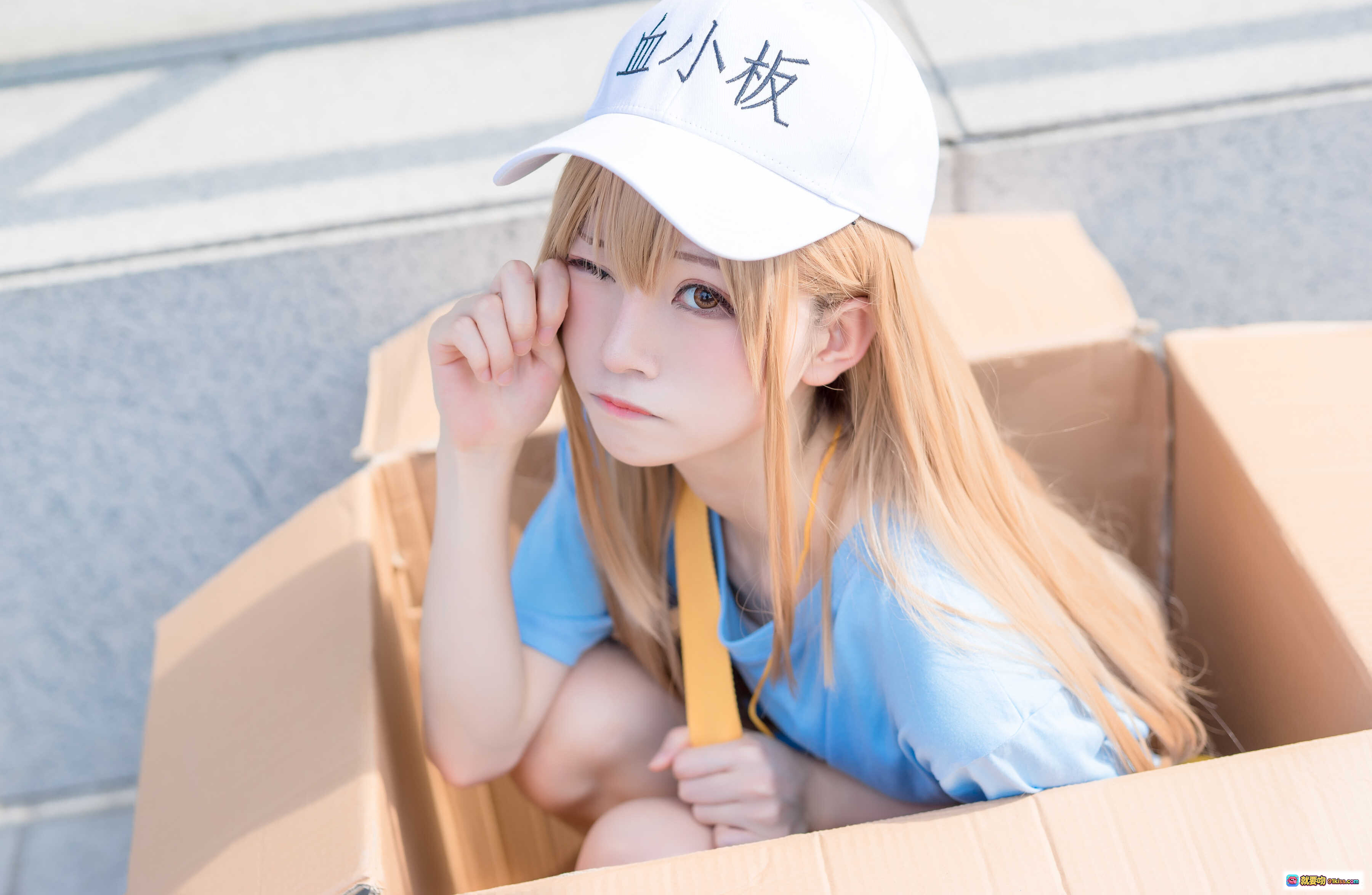 图片[9] - 血小板cosplay Kitaro绮太郎NO.001 蓝裙黄背带帽 白帽写血小板 搬纸箱楼梯场景 30P高清图集 - 就要吻