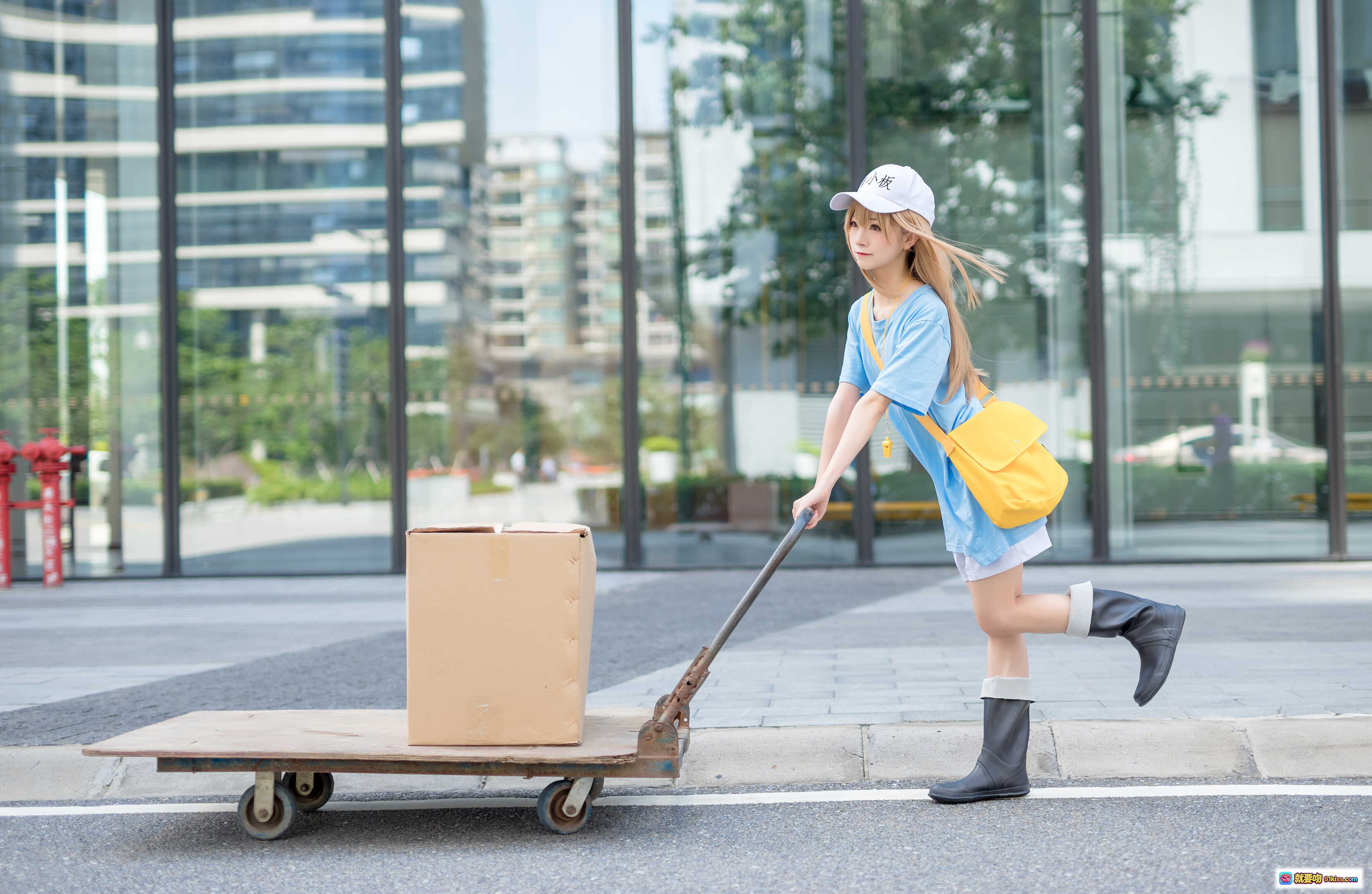 图片[2] - 血小板cosplay Kitaro绮太郎NO.001 蓝裙黄背带帽 白帽写血小板 搬纸箱楼梯场景 30P高清图集 - 就要吻