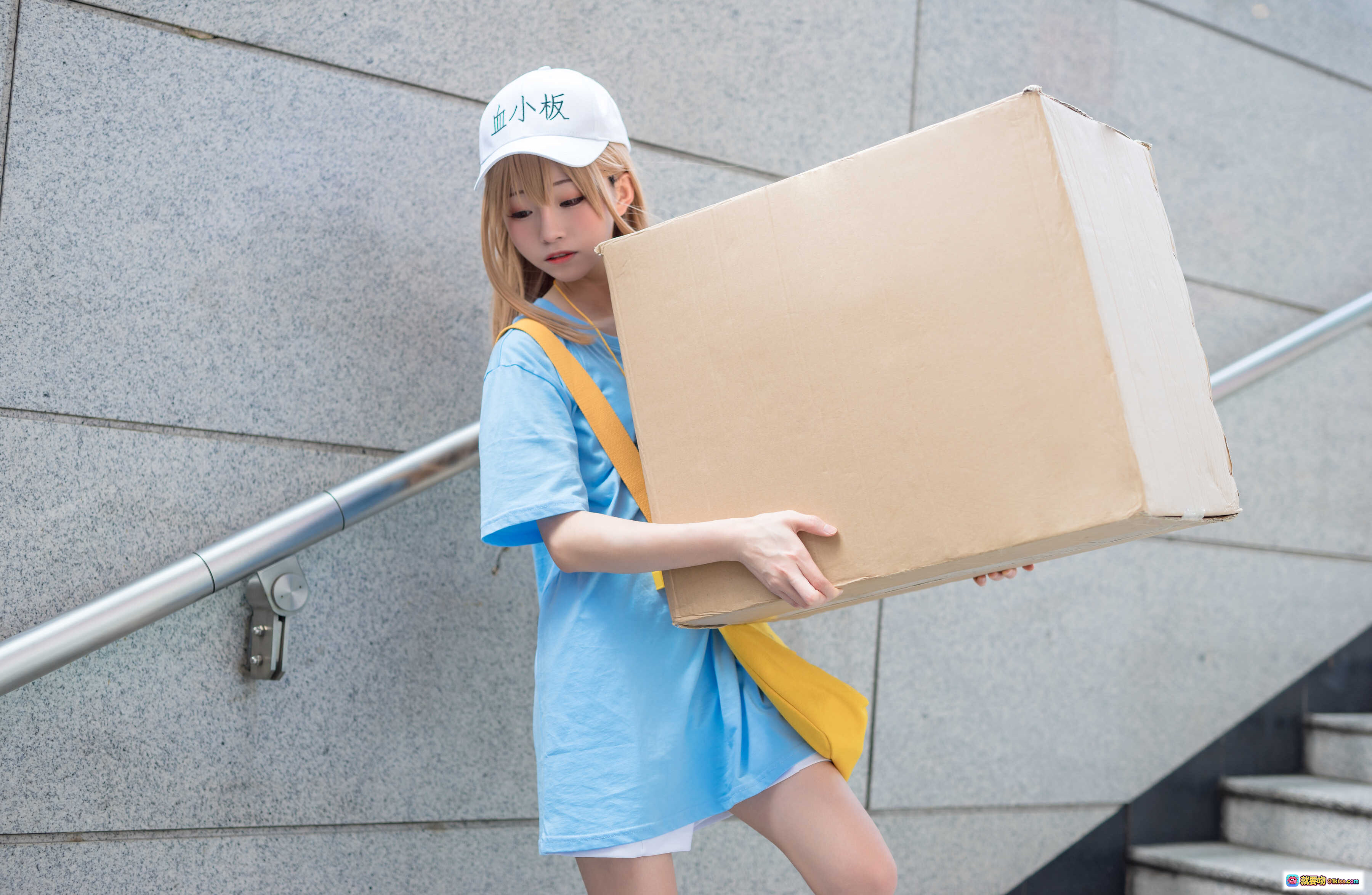 图片[6] - 血小板cosplay Kitaro绮太郎NO.001 蓝裙黄背带帽 白帽写血小板 搬纸箱楼梯场景 30P高清图集 - 就要吻