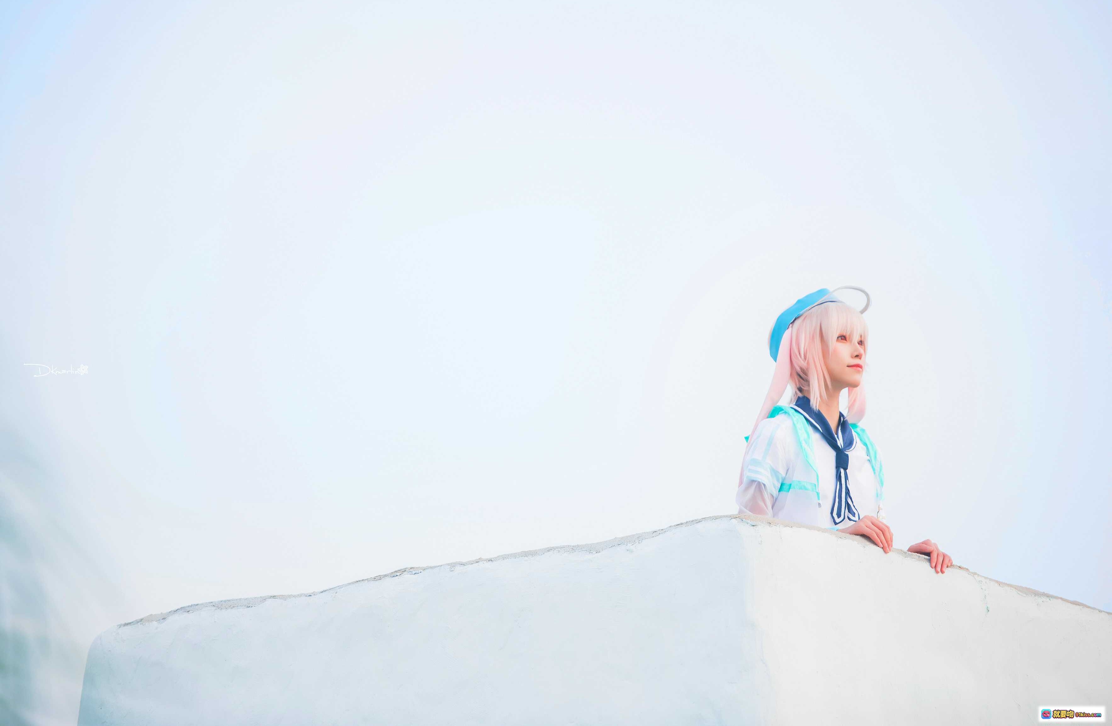 图片[1] - Kitaro绮太郎NO.068明日方舟安塞尔cos写真·蓝白制服粉发少女·清新天空背景·14P高清图集 - 就要吻