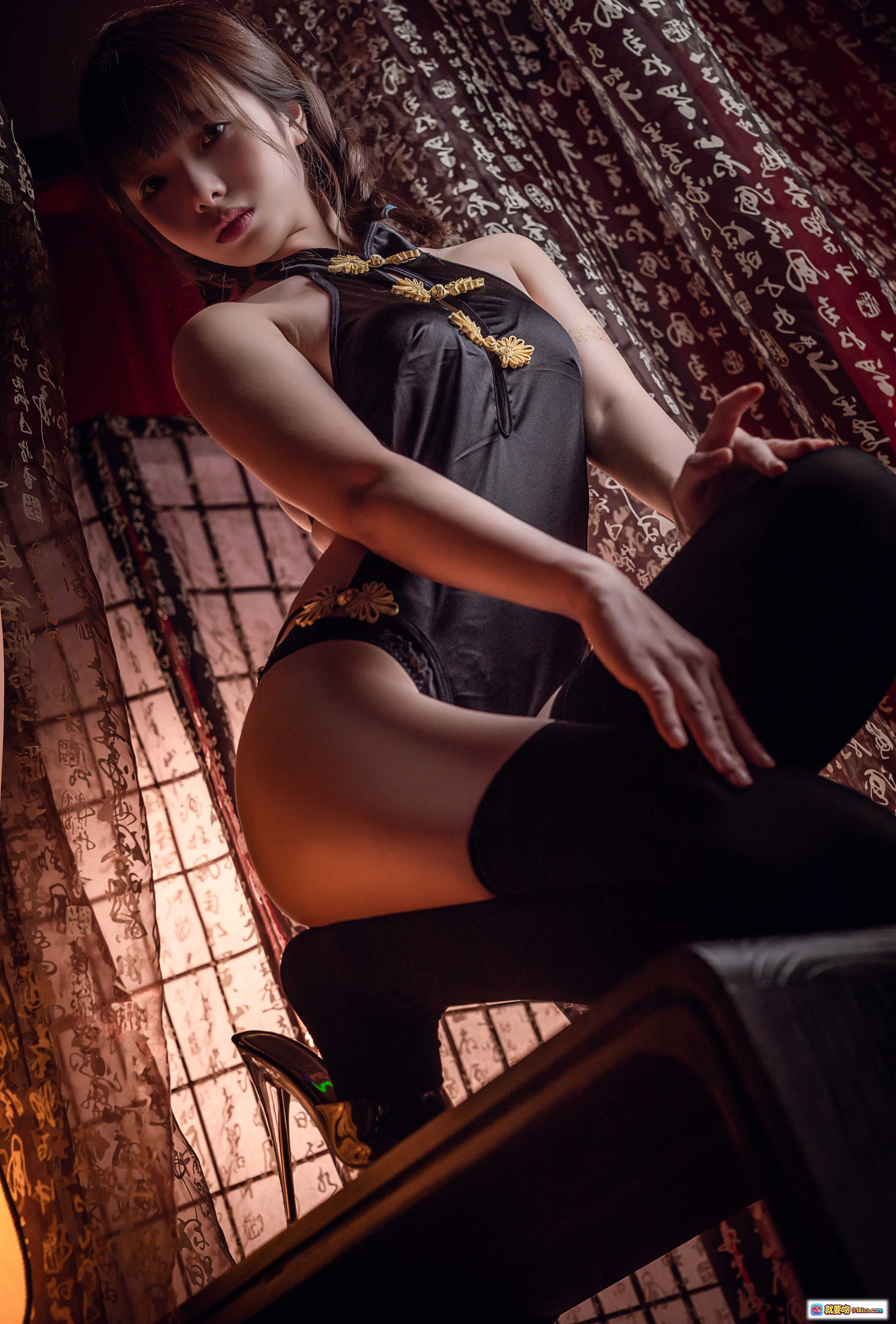 图片[5] - 雯妹不讲道理NO.015黑丝肚兜写真 旗袍风性感私房照 红色帷幔暖光灯氛围感美腿高跟鞋摄影集 - 就要吻