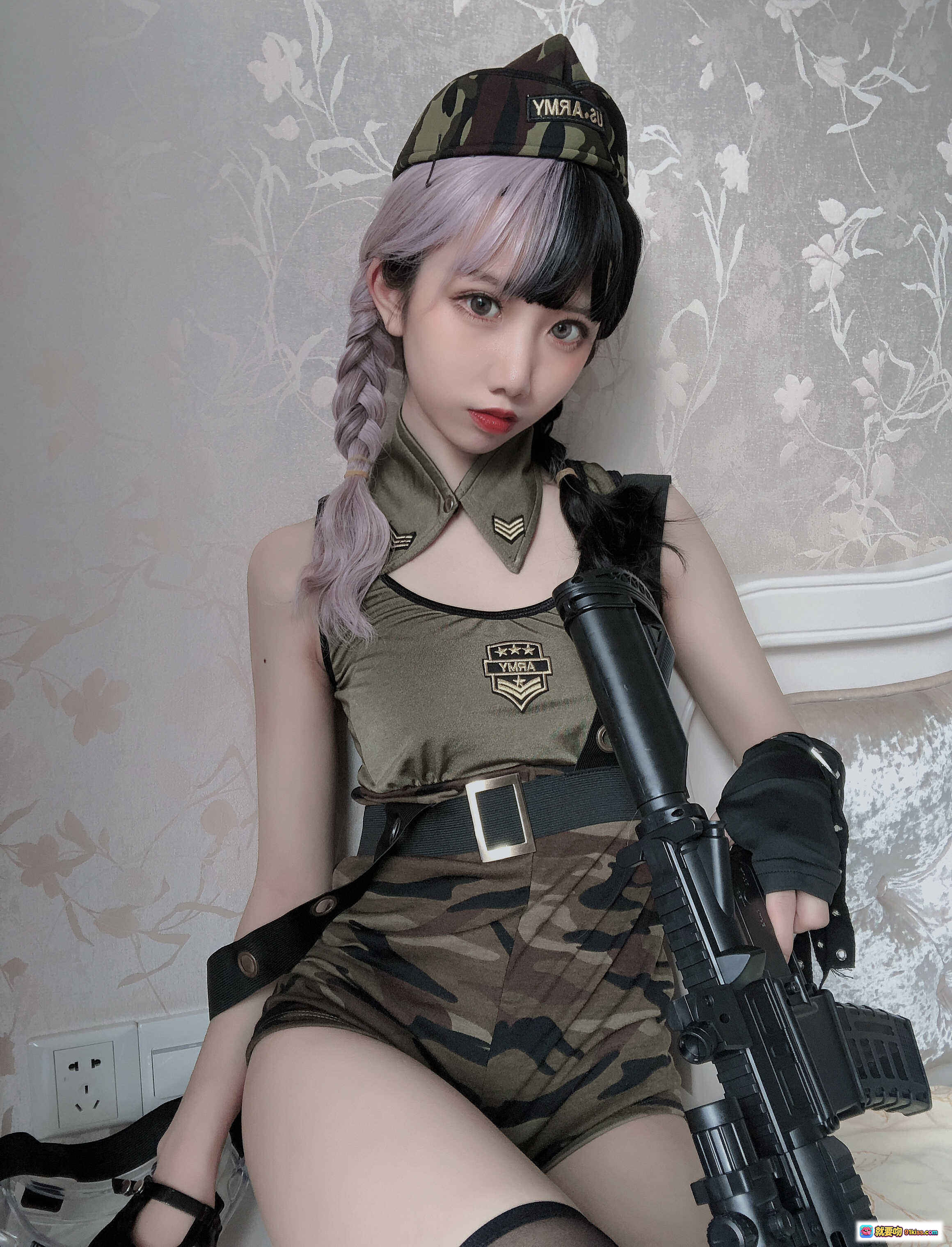 图片[4] - 果咩酱w NO.019 战地甜心写真 | 迷彩短裙+战术手套+仿真枪械 | 甜酷军事风美腿特写 - 就要吻