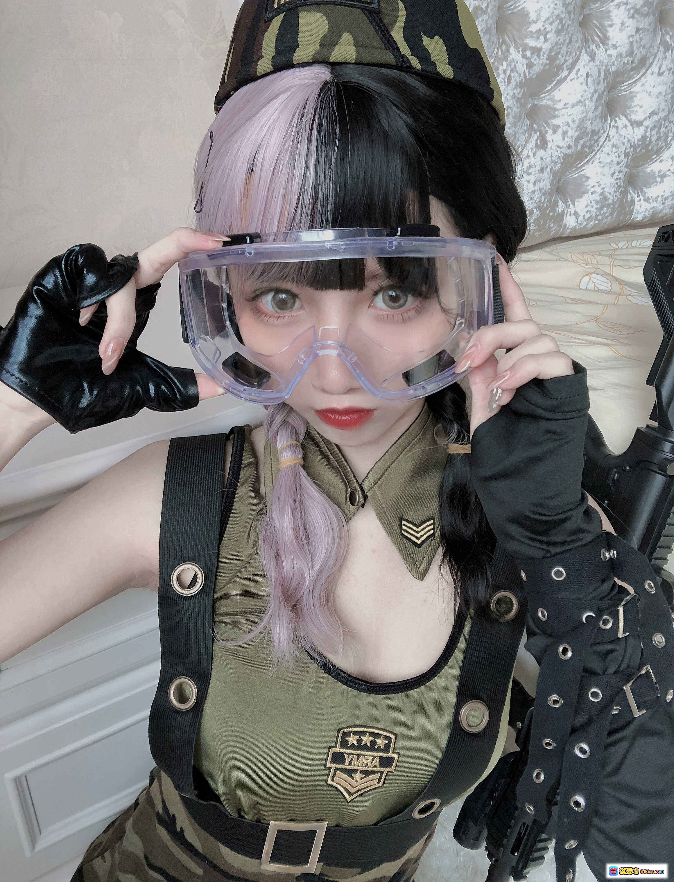 图片[2] - 果咩酱w NO.019 战地甜心写真 | 迷彩短裙+战术手套+仿真枪械 | 甜酷军事风美腿特写 - 就要吻