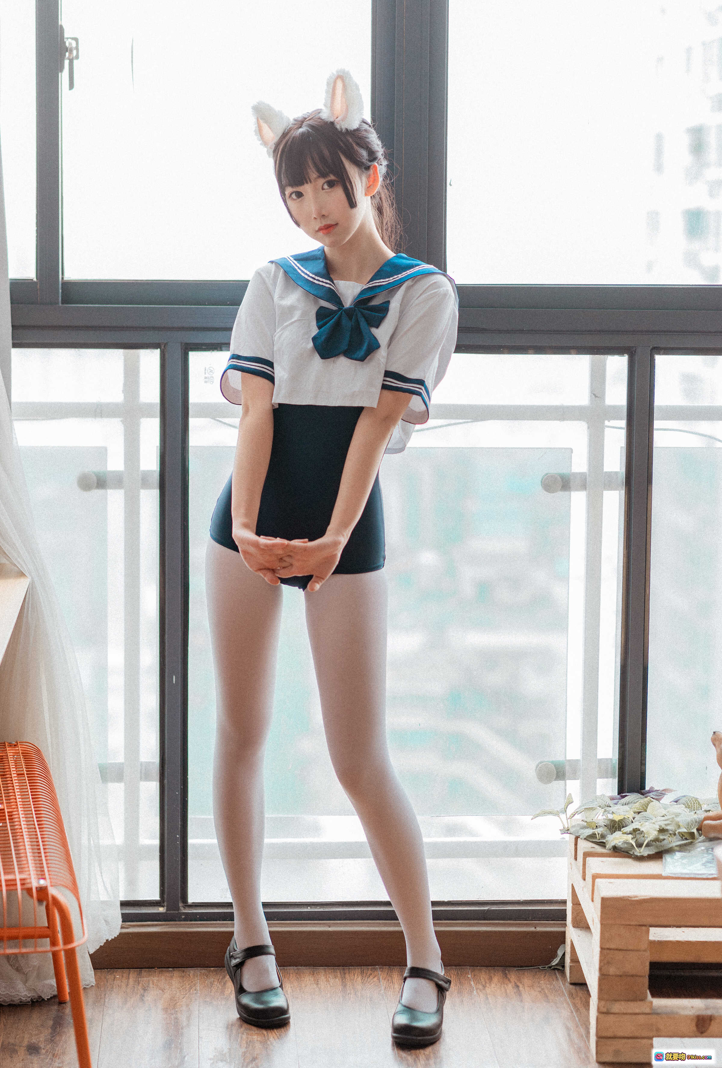 图片[1] - 面饼仙儿NO.101水手服死库水写真 白丝美腿兔耳少女室内窗边清纯性感造型 - 就要吻