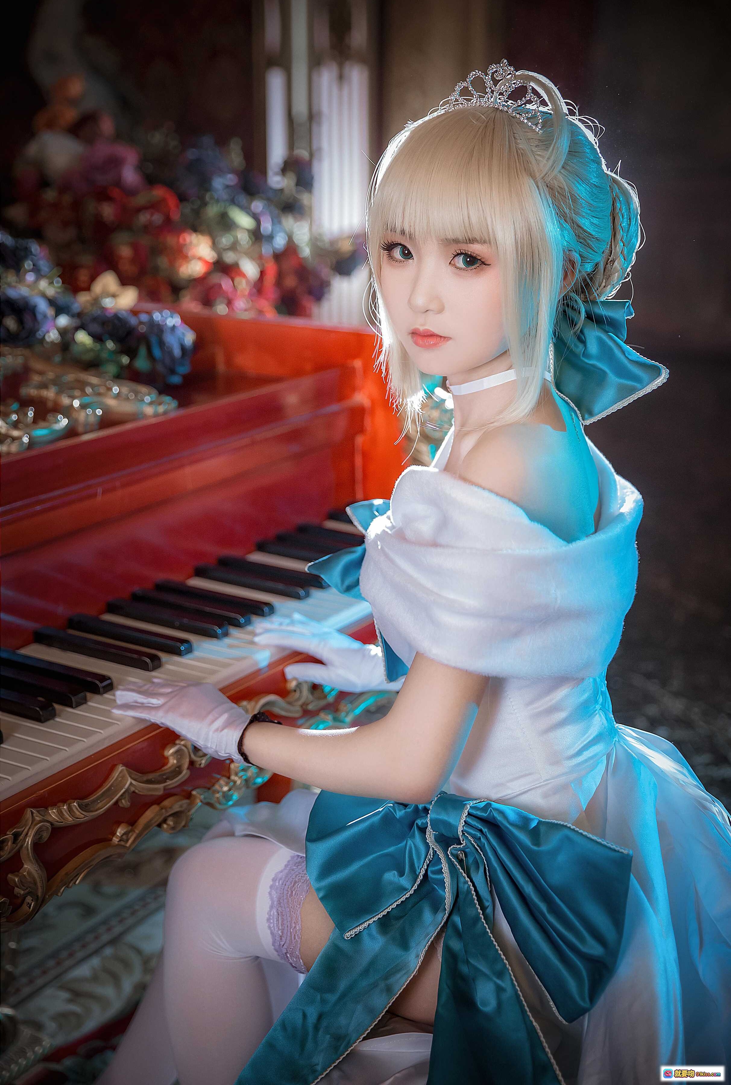 图片[4] - 吾王礼服英灵正装Cosplay | 华丽玫瑰窗背景 | 精致蓝白长裙 | 优雅坐姿造型 | 高清写真美图 - 就要吻