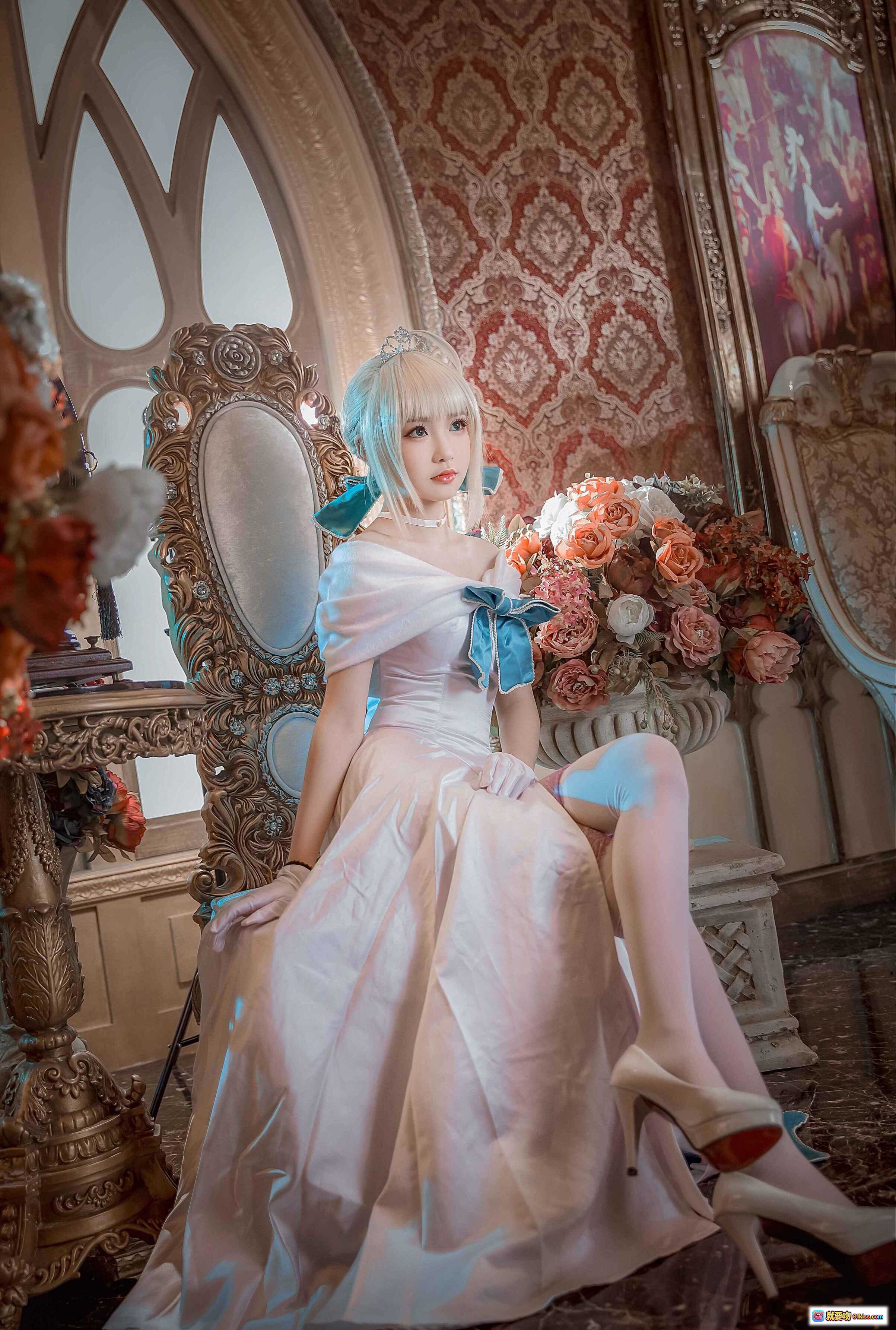 图片[7] - 吾王礼服英灵正装Cosplay | 华丽玫瑰窗背景 | 精致蓝白长裙 | 优雅坐姿造型 | 高清写真美图 - 就要吻