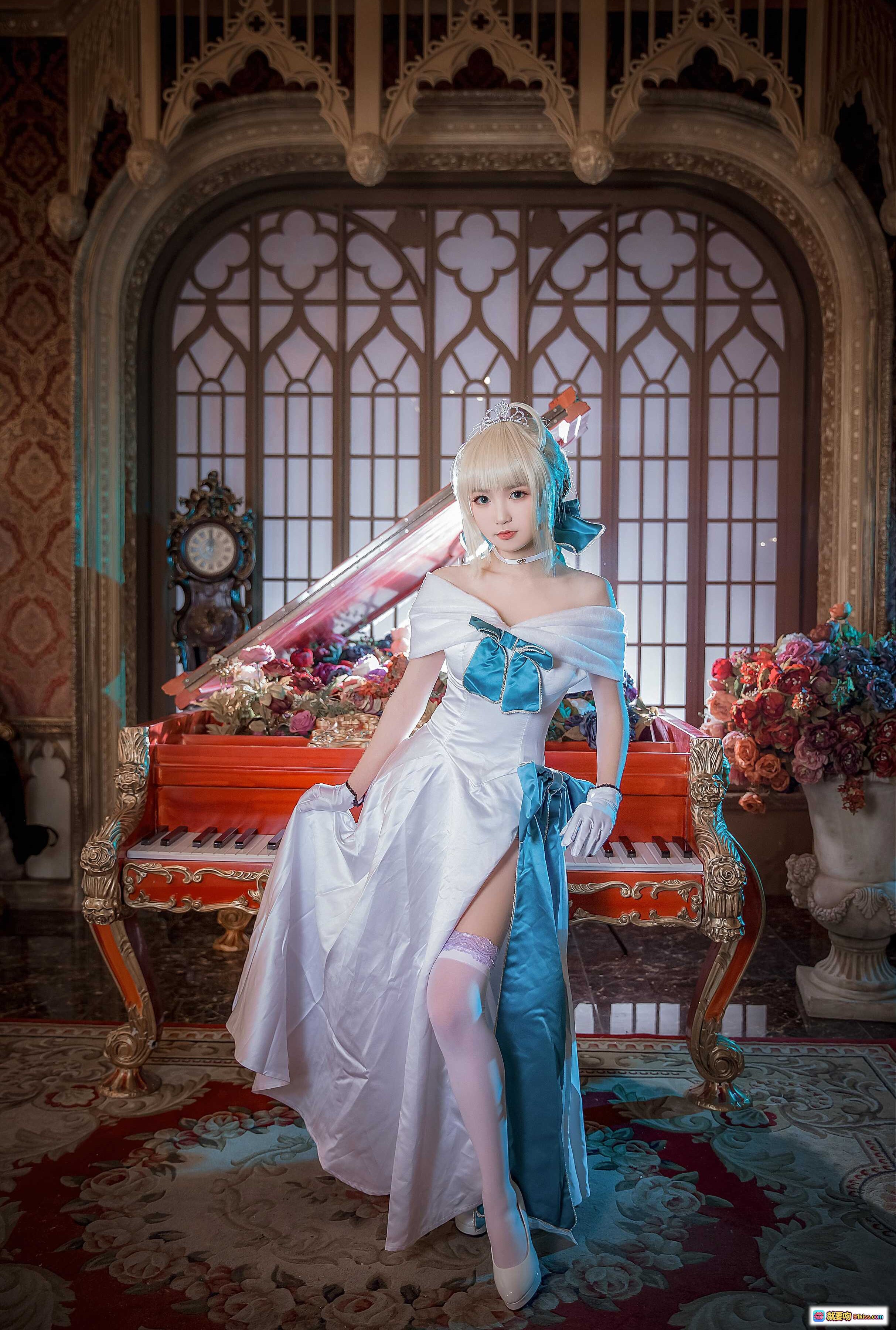 图片[10] - 吾王礼服英灵正装Cosplay | 华丽玫瑰窗背景 | 精致蓝白长裙 | 优雅坐姿造型 | 高清写真美图 - 就要吻