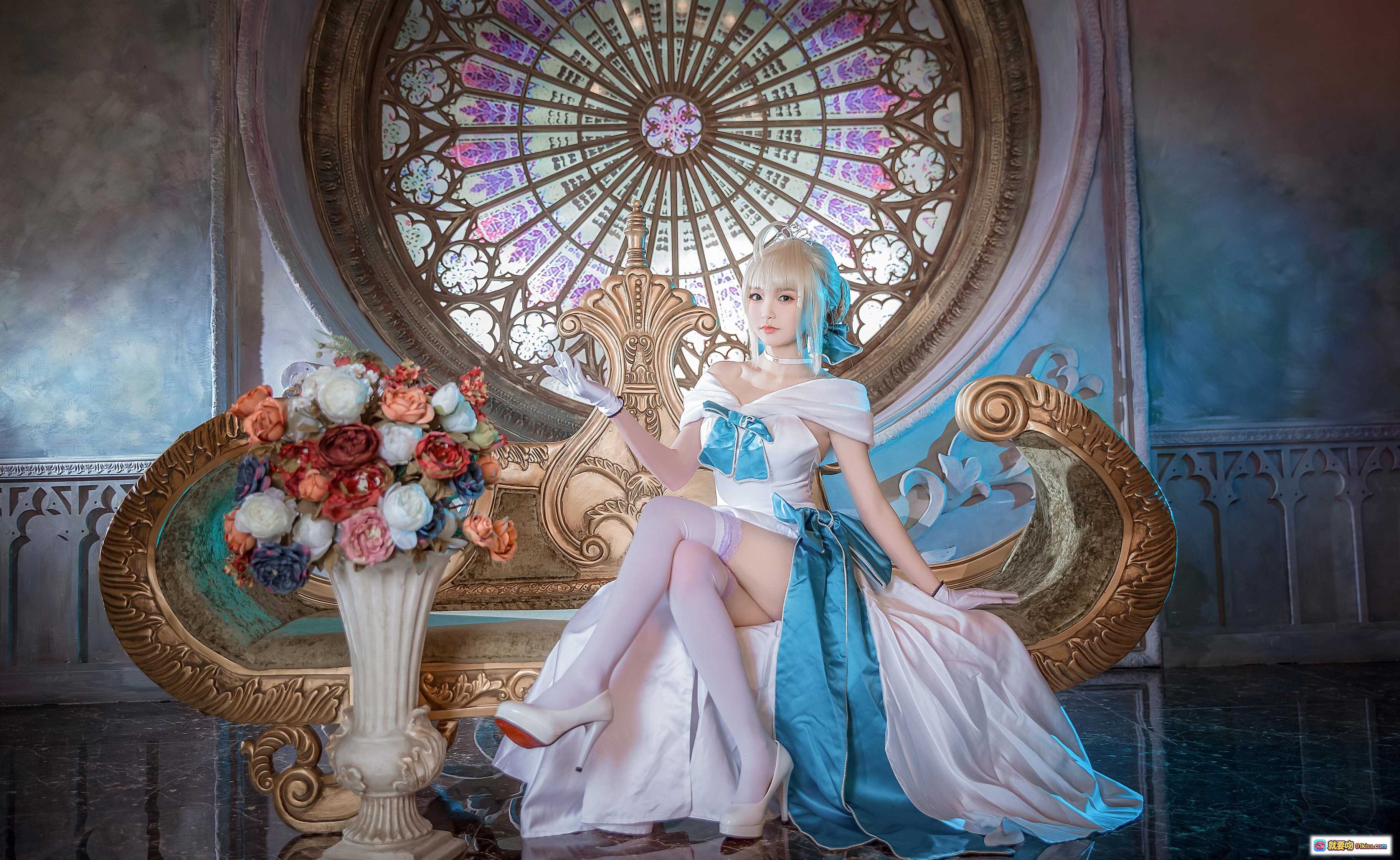 吾王礼服英灵正装Cosplay | 华丽玫瑰窗背景 | 精致蓝白长裙 | 优雅坐姿造型 | 高清写真美图 - 就要吻