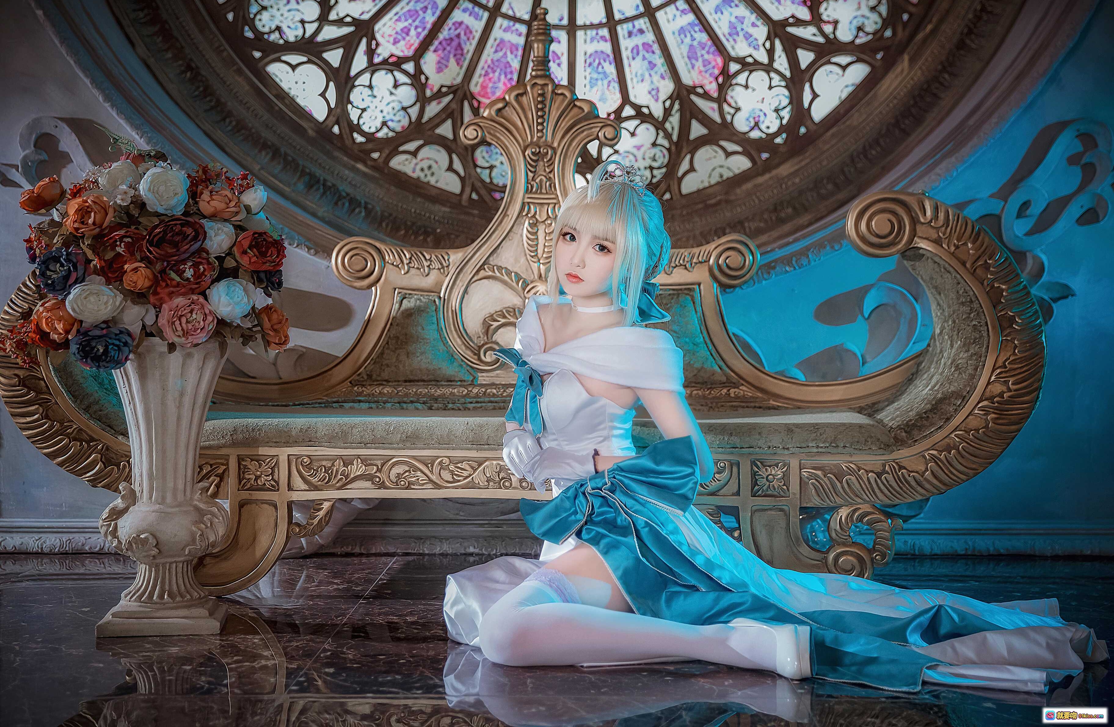 图片[9] - 吾王礼服英灵正装Cosplay | 华丽玫瑰窗背景 | 精致蓝白长裙 | 优雅坐姿造型 | 高清写真美图 - 就要吻