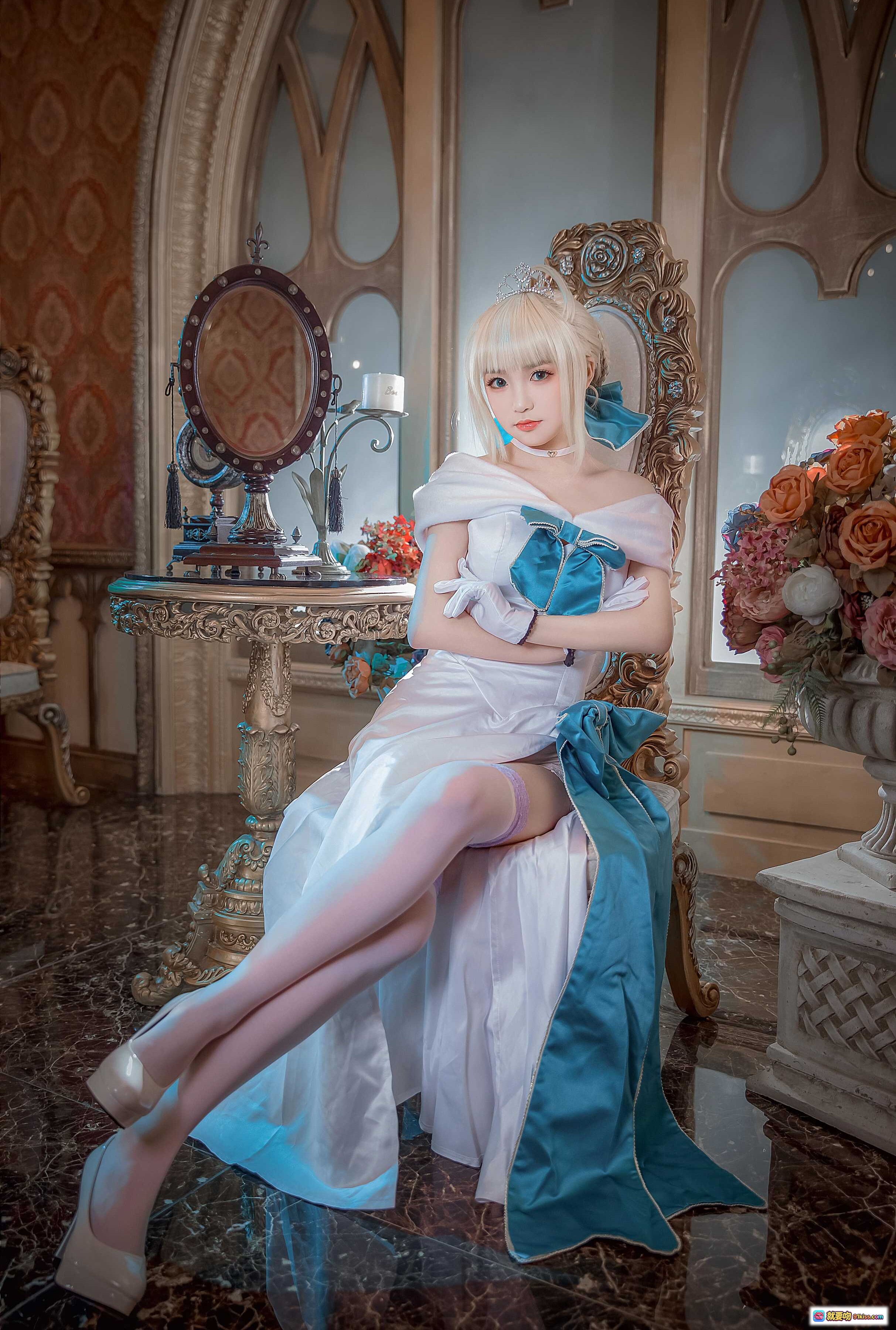 图片[6] - 吾王礼服英灵正装Cosplay | 华丽玫瑰窗背景 | 精致蓝白长裙 | 优雅坐姿造型 | 高清写真美图 - 就要吻