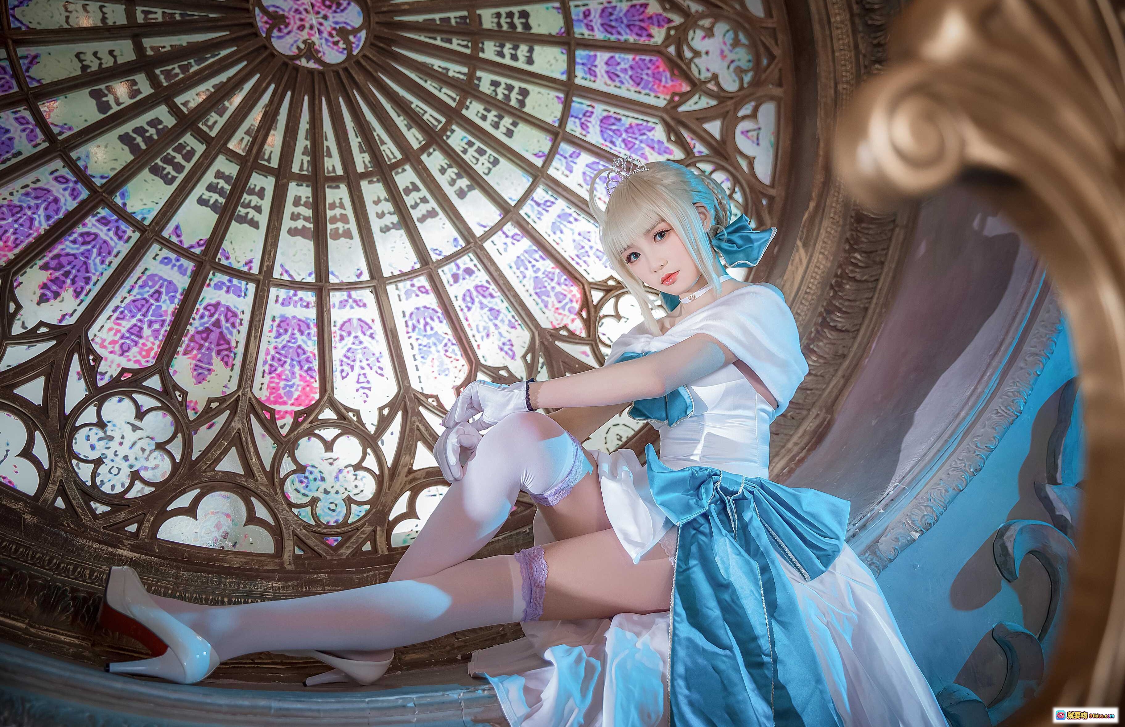 图片[3] - 吾王礼服英灵正装Cosplay | 华丽玫瑰窗背景 | 精致蓝白长裙 | 优雅坐姿造型 | 高清写真美图 - 就要吻
