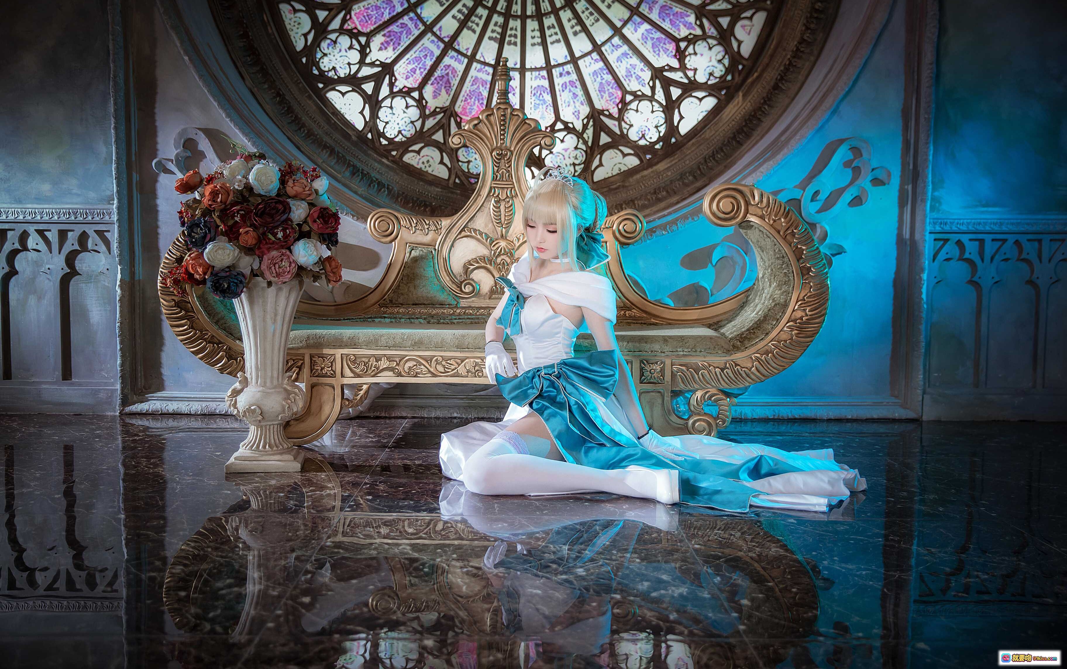 图片[2] - 吾王礼服英灵正装Cosplay | 华丽玫瑰窗背景 | 精致蓝白长裙 | 优雅坐姿造型 | 高清写真美图 - 就要吻
