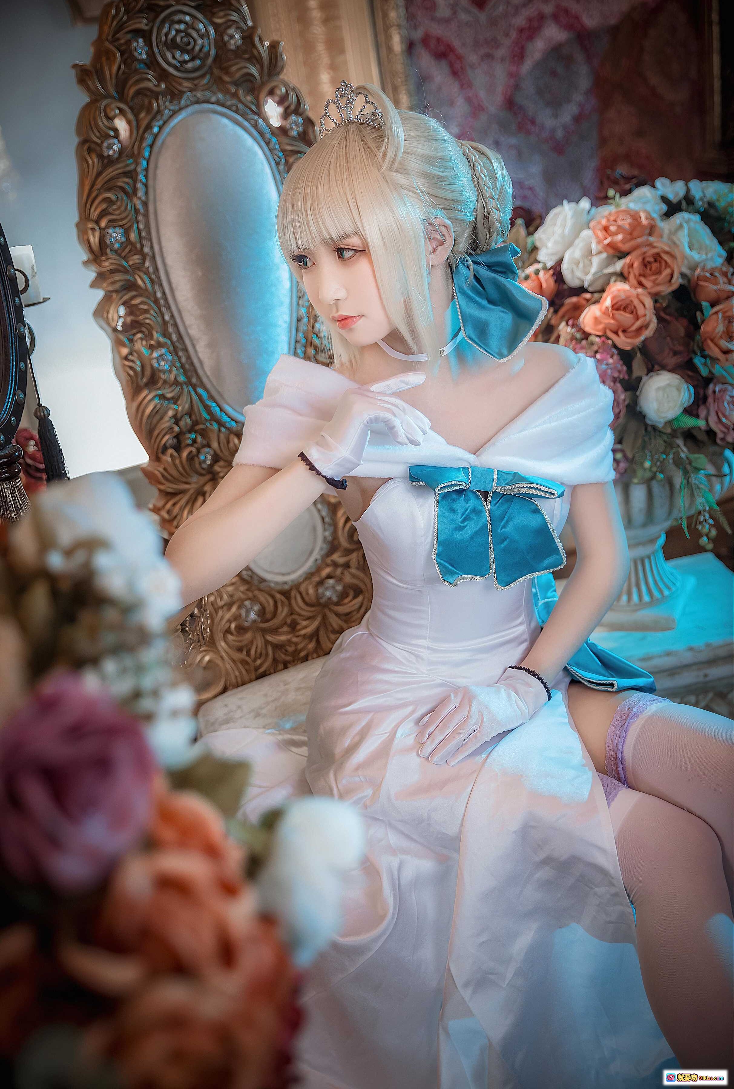 图片[5] - 吾王礼服英灵正装Cosplay | 华丽玫瑰窗背景 | 精致蓝白长裙 | 优雅坐姿造型 | 高清写真美图 - 就要吻