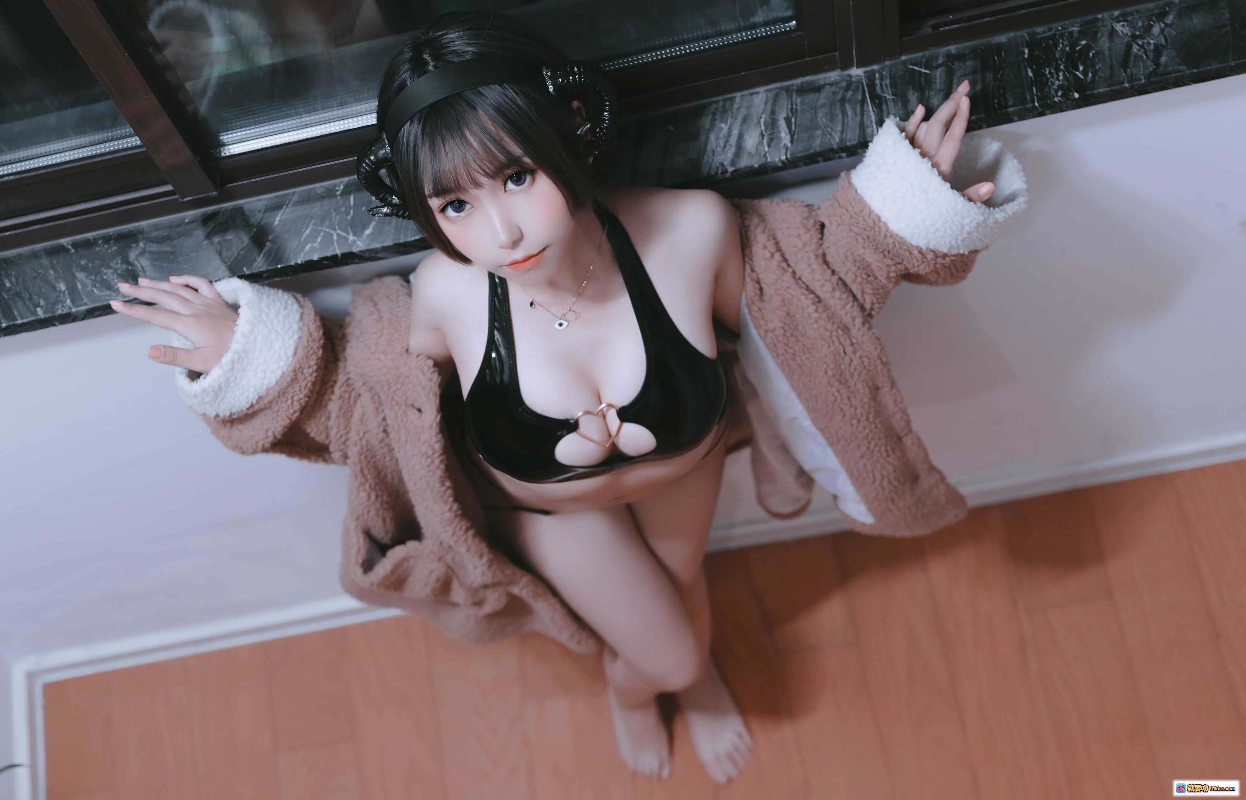 图片[1] - 芋圆侑子NO.009小恶魔写真｜黑蕾丝内衣+毛绒外套性感私房照 9P高清美图 - 就要吻