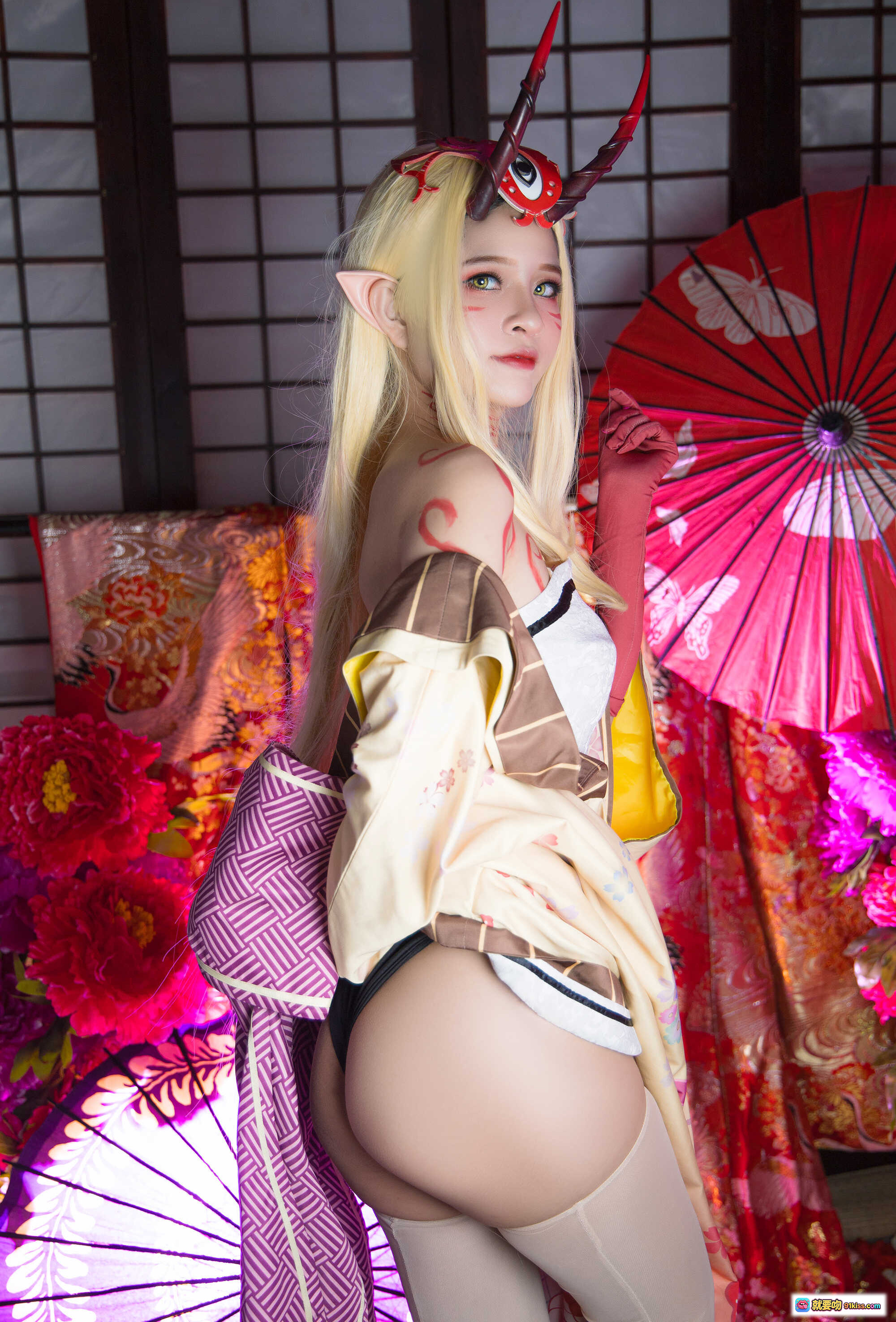 图片[2] - Azami NO.047 茨木童子 cosplay 精美和风造型 金发角饰 红伞花海 日式屏风 花纹和服 黑珠腰带 跪姿优雅 摄影写真 - 就要吻