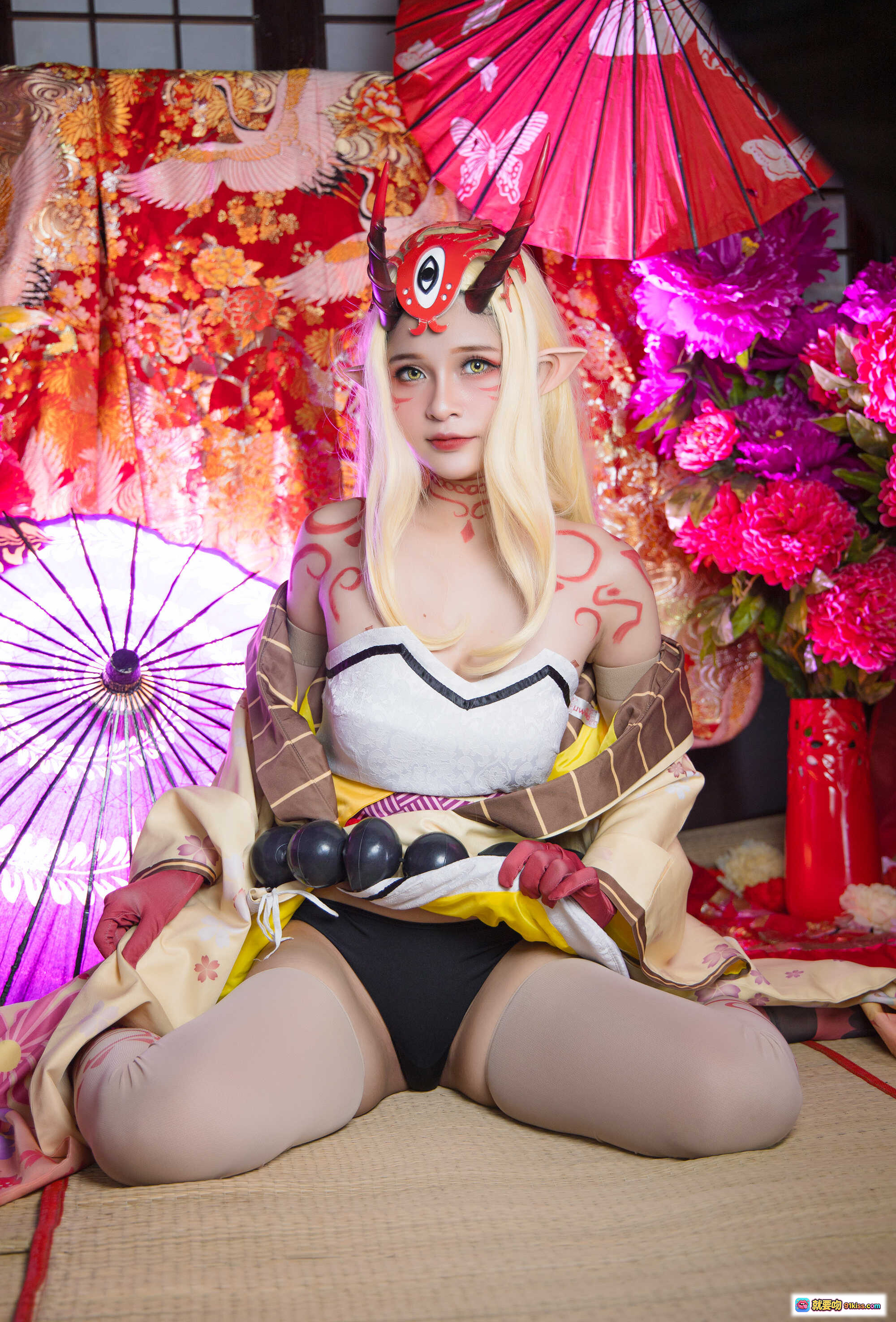 图片[3] - Azami NO.047 茨木童子 cosplay 精美和风造型 金发角饰 红伞花海 日式屏风 花纹和服 黑珠腰带 跪姿优雅 摄影写真 - 就要吻