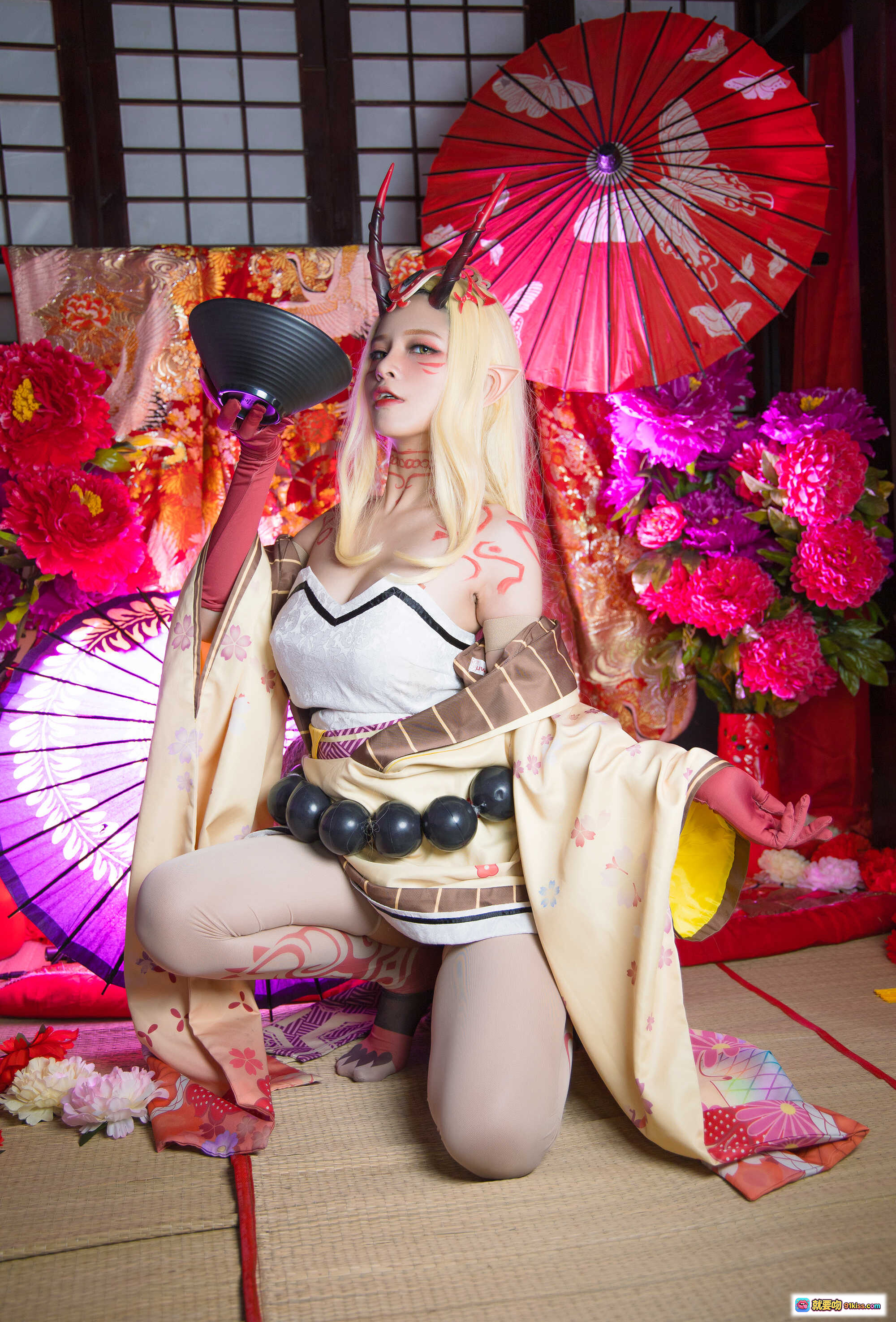 图片[1] - Azami NO.047 茨木童子 cosplay 精美和风造型 金发角饰 红伞花海 日式屏风 花纹和服 黑珠腰带 跪姿优雅 摄影写真 - 就要吻