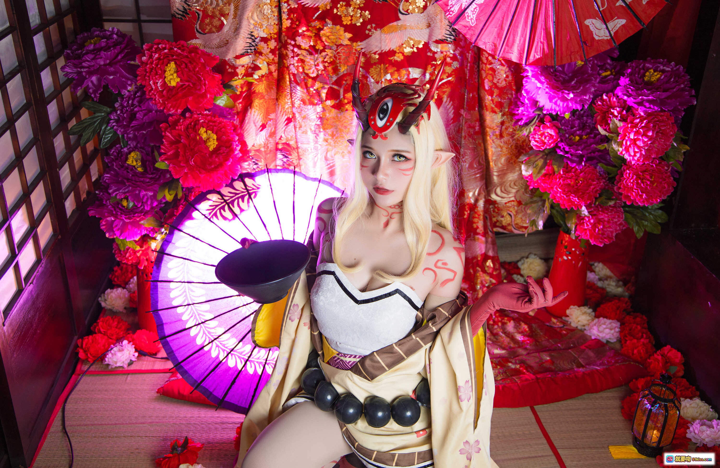 图片[8] - Azami NO.047 茨木童子 cosplay 精美和风造型 金发角饰 红伞花海 日式屏风 花纹和服 黑珠腰带 跪姿优雅 摄影写真 - 就要吻