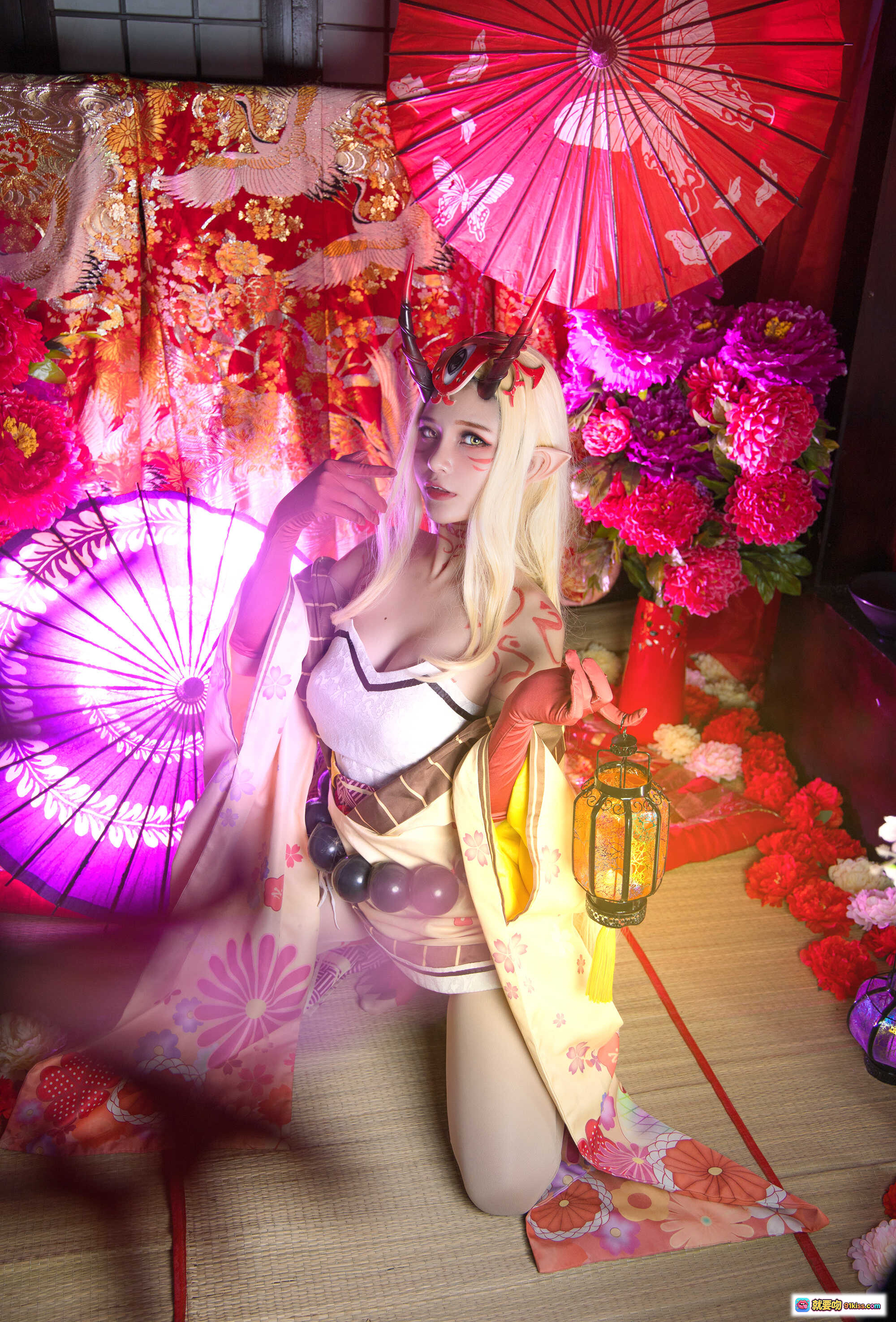 图片[5] - Azami NO.047 茨木童子 cosplay 精美和风造型 金发角饰 红伞花海 日式屏风 花纹和服 黑珠腰带 跪姿优雅 摄影写真 - 就要吻