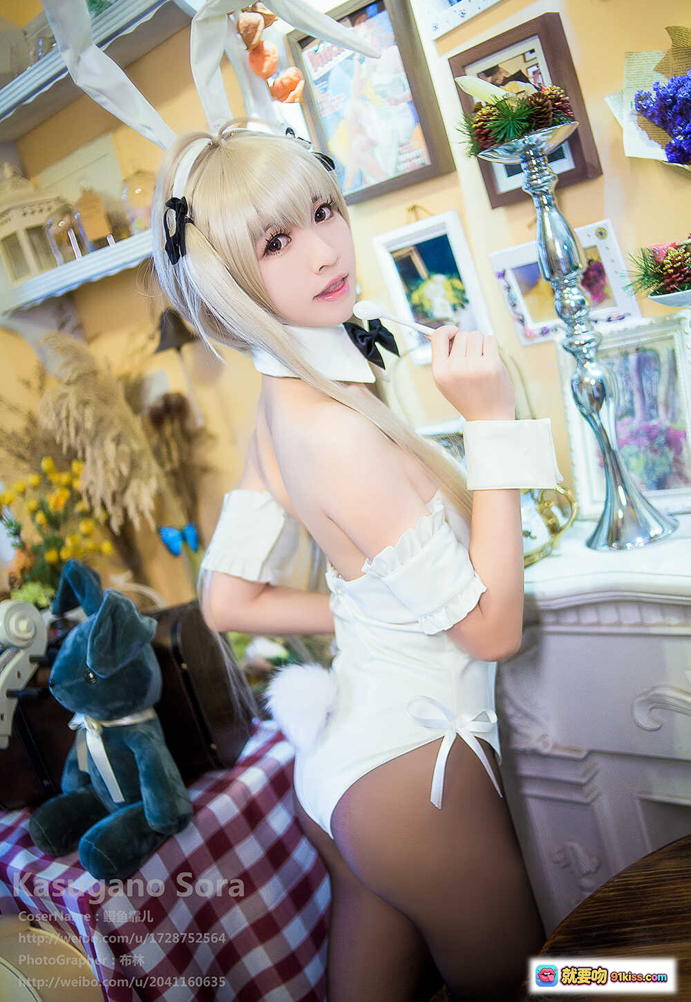 图片[9] - 鳗鱼霏儿缘之空穹妹兔女郎COS写真 | 白色兔耳制服黑丝美腿咖啡厅场景34P - 就要吻