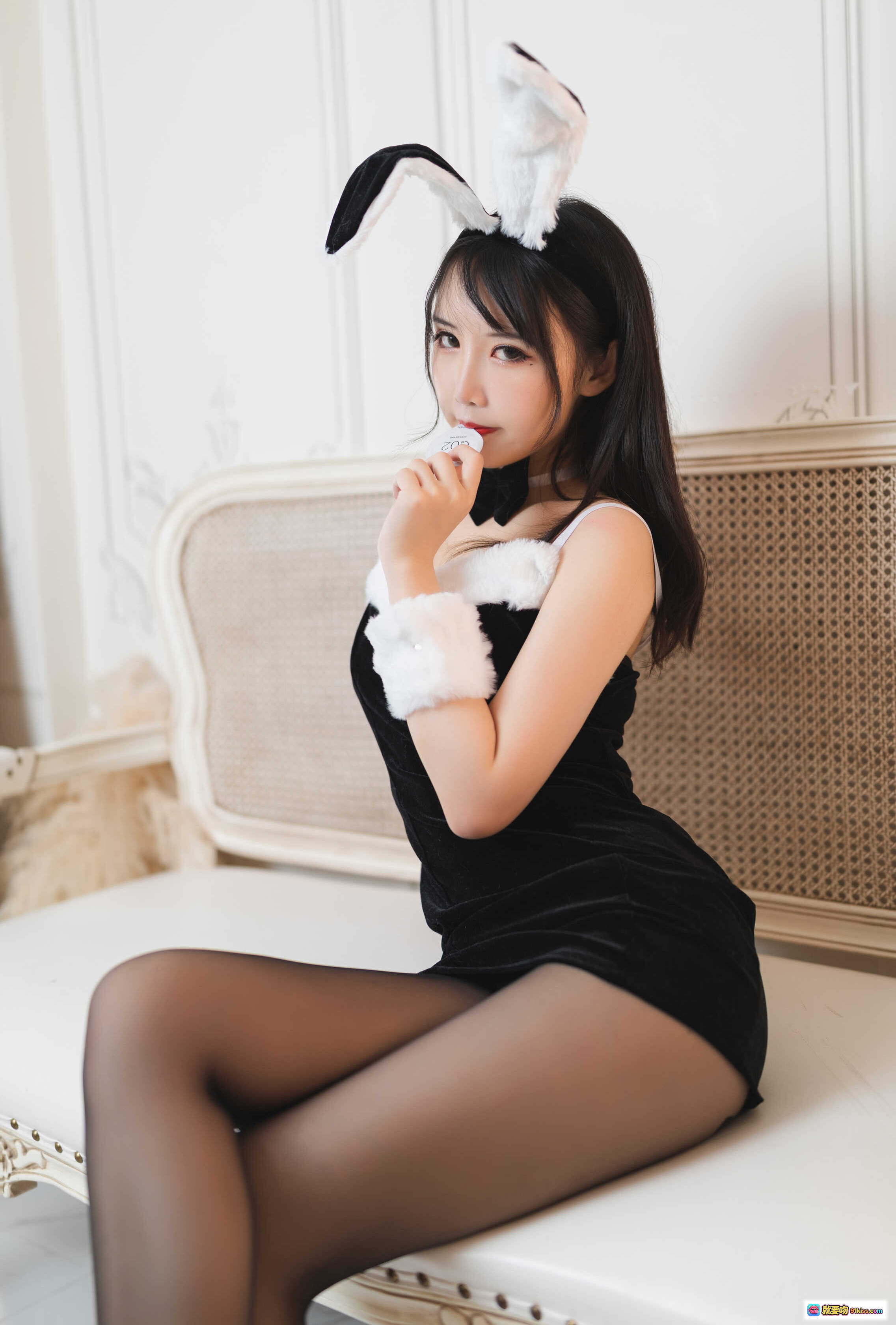 图片[10] - 面饼仙儿NO.080大象兔女郎写真-黑丝美腿+兔耳发饰+性感蝴蝶结+白色沙发优雅坐姿 - 就要吻