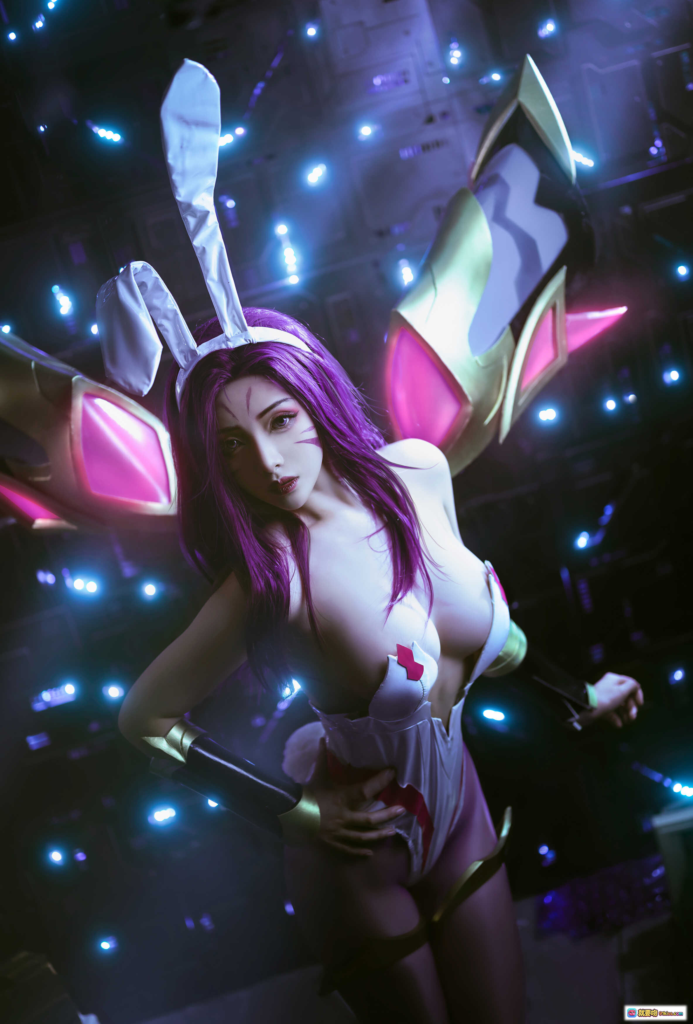 图片[3] - 雯妹不讲道理NO.063卡莎COS写真｜2021年1月紫发兔女郎造型｜白色紧身战衣+发光兔耳+科幻霓虹背景 - 就要吻