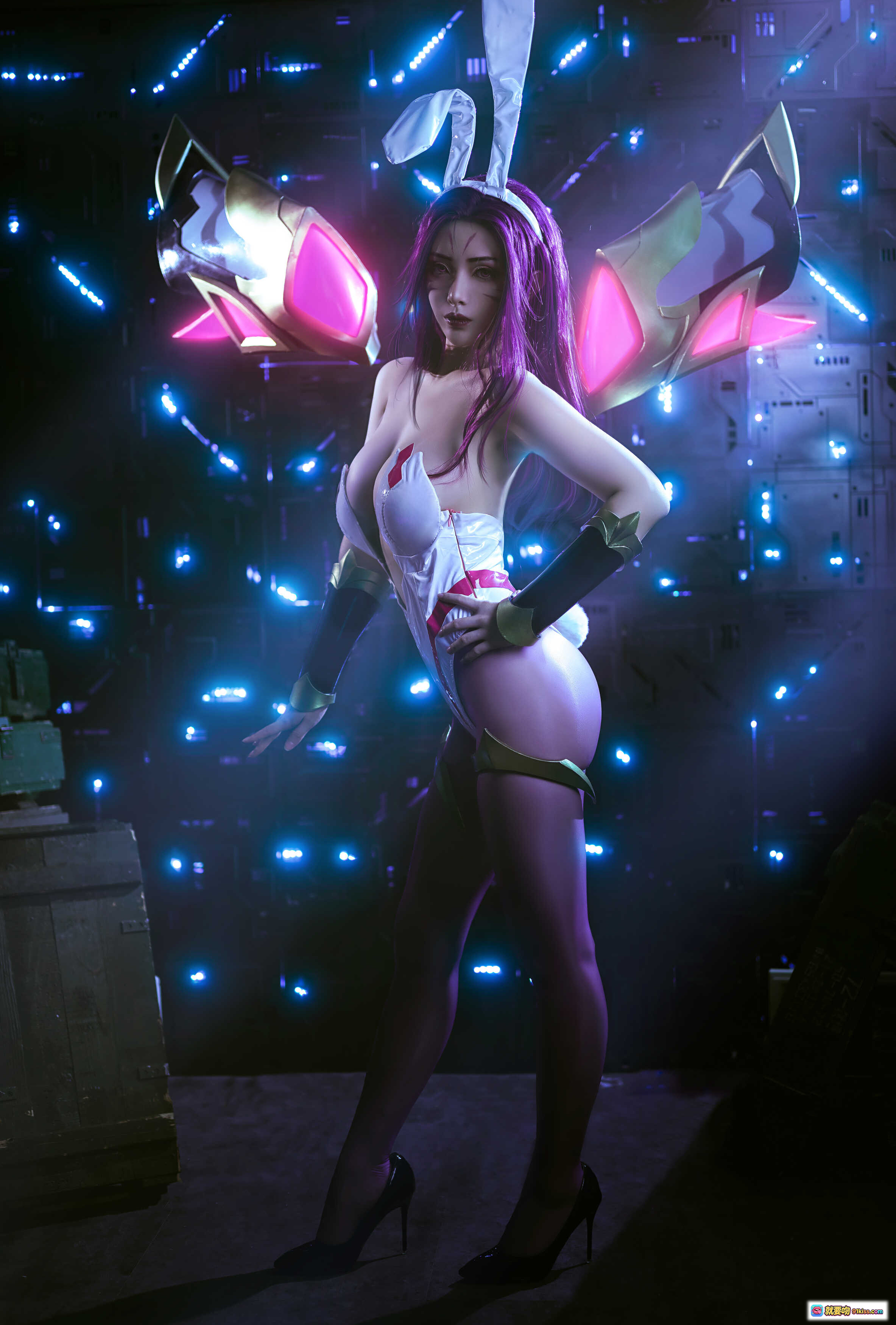 图片[7] - 雯妹不讲道理NO.063卡莎COS写真｜2021年1月紫发兔女郎造型｜白色紧身战衣+发光兔耳+科幻霓虹背景 - 就要吻