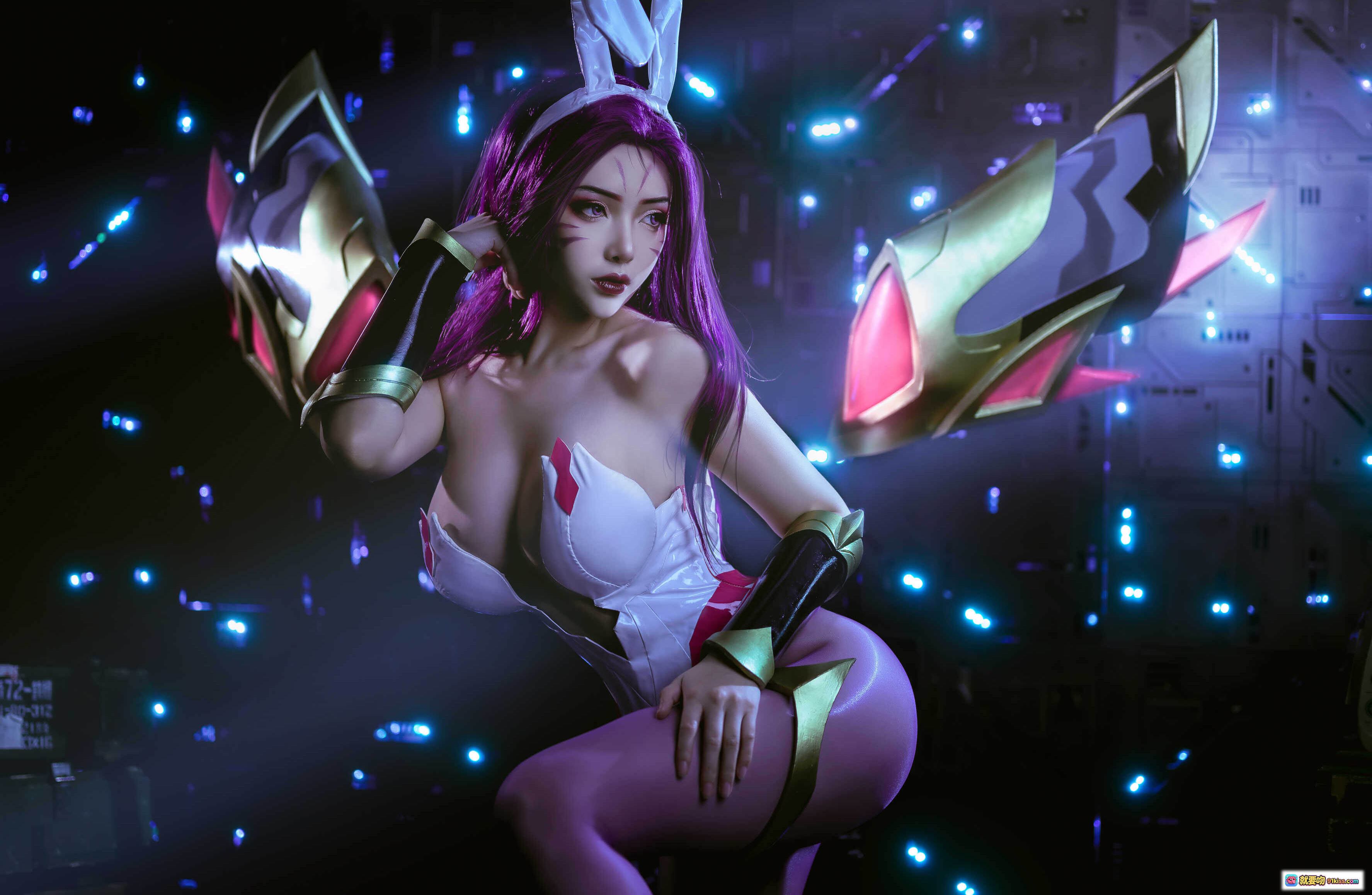 图片[4] - 雯妹不讲道理NO.063卡莎COS写真｜2021年1月紫发兔女郎造型｜白色紧身战衣+发光兔耳+科幻霓虹背景 - 就要吻