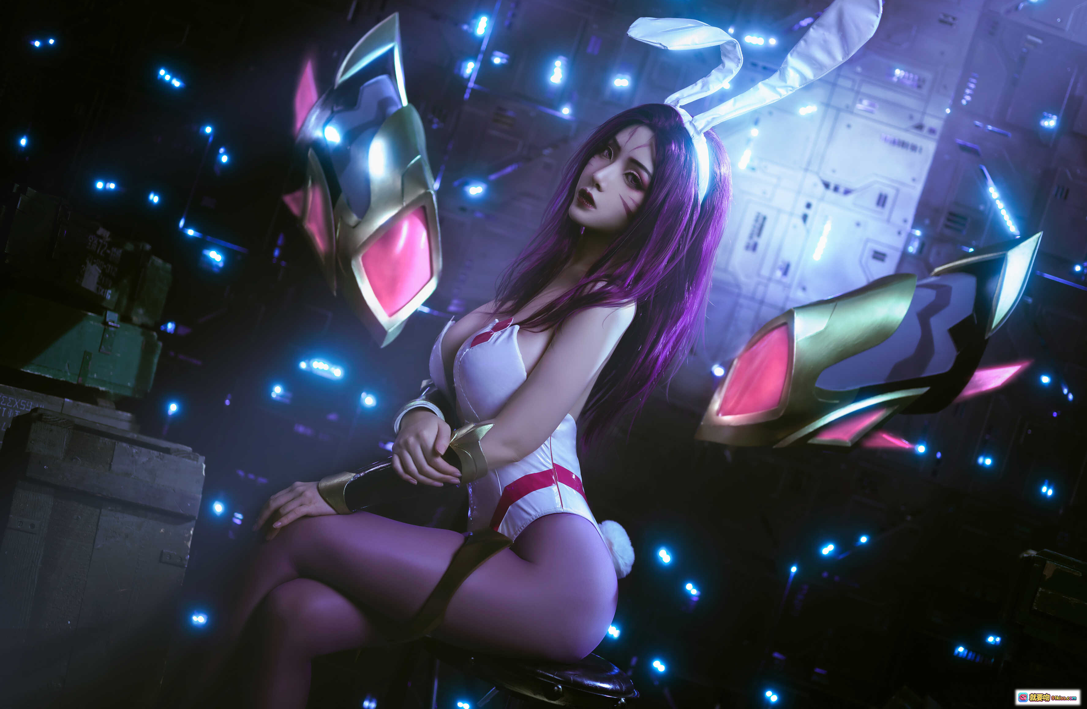 图片[8] - 雯妹不讲道理NO.063卡莎COS写真｜2021年1月紫发兔女郎造型｜白色紧身战衣+发光兔耳+科幻霓虹背景 - 就要吻