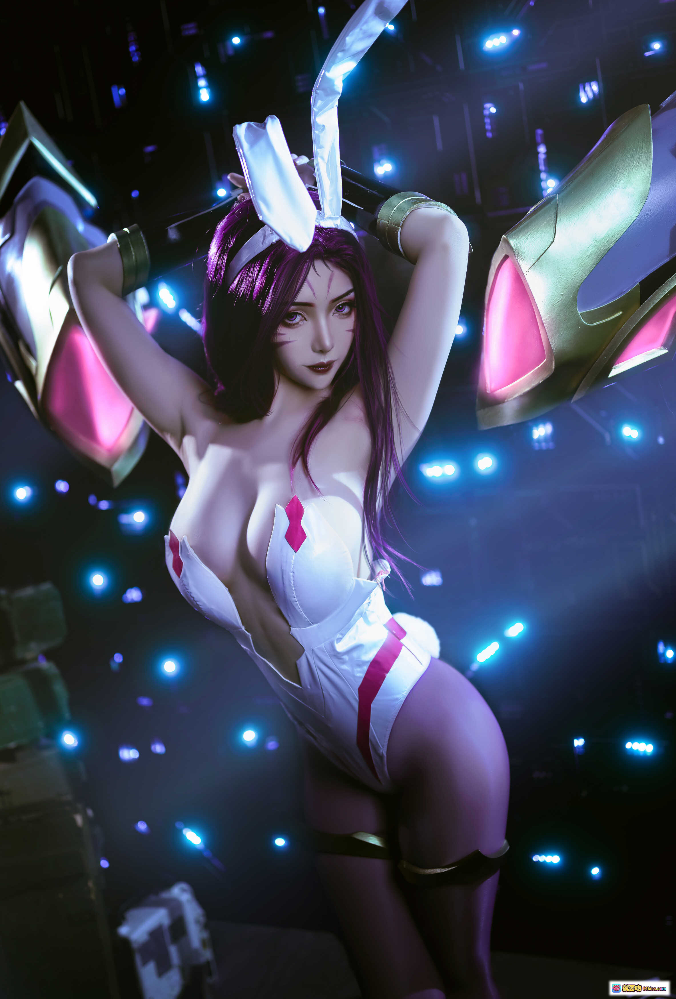 雯妹不讲道理NO.063卡莎COS写真｜2021年1月紫发兔女郎造型｜白色紧身战衣+发光兔耳+科幻霓虹背景 - 就要吻