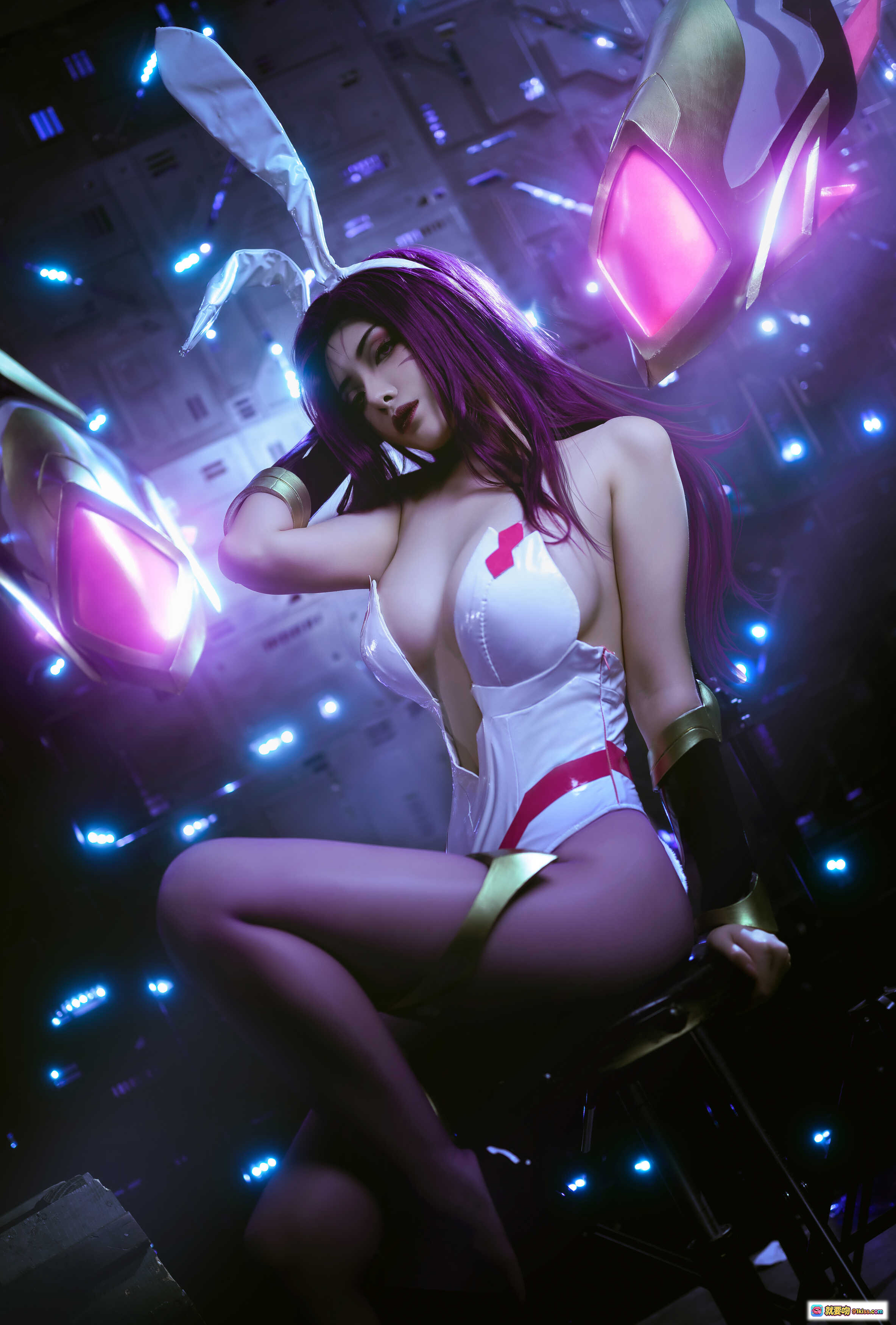 图片[5] - 雯妹不讲道理NO.063卡莎COS写真｜2021年1月紫发兔女郎造型｜白色紧身战衣+发光兔耳+科幻霓虹背景 - 就要吻