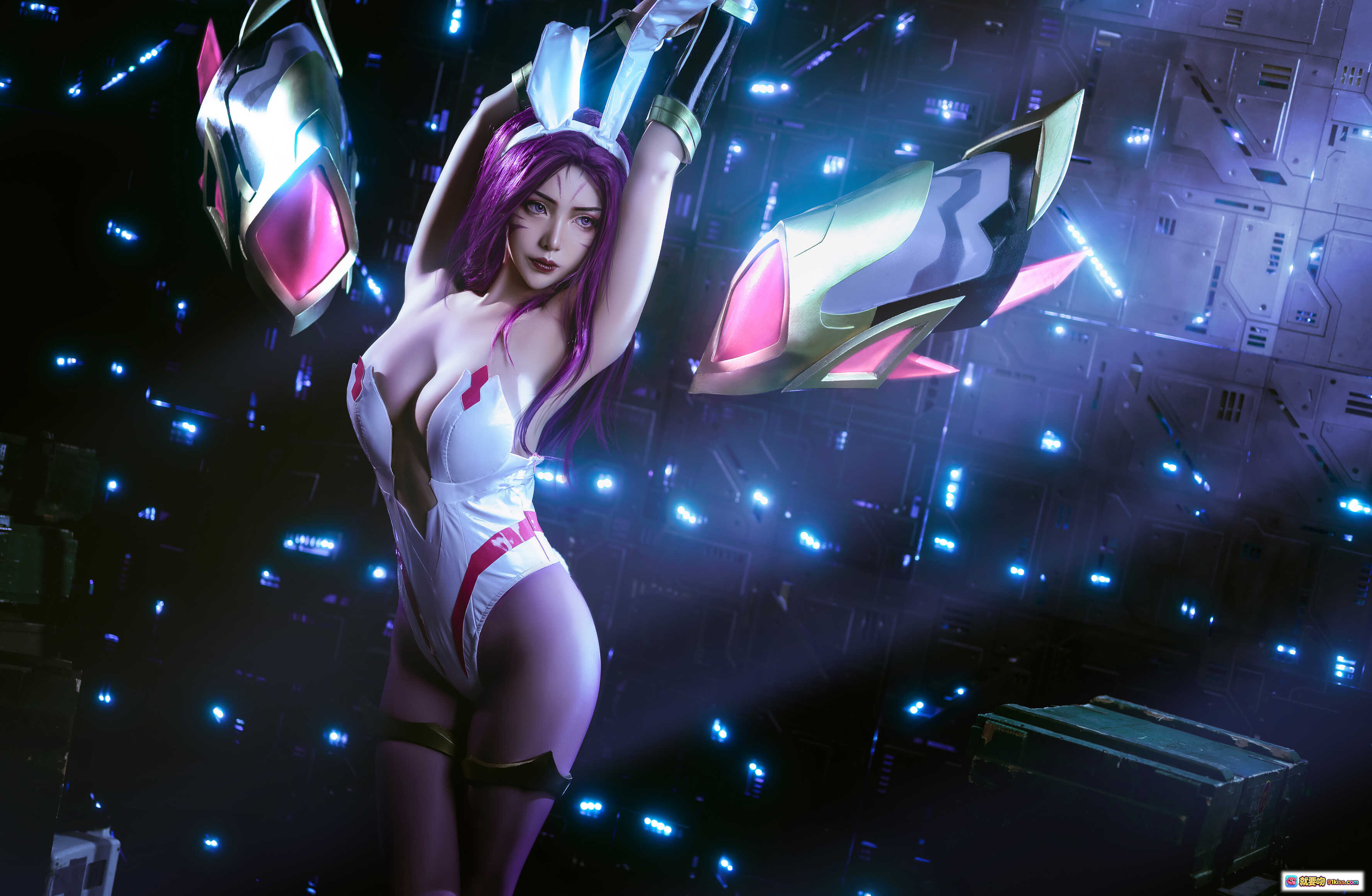 图片[9] - 雯妹不讲道理NO.063卡莎COS写真｜2021年1月紫发兔女郎造型｜白色紧身战衣+发光兔耳+科幻霓虹背景 - 就要吻