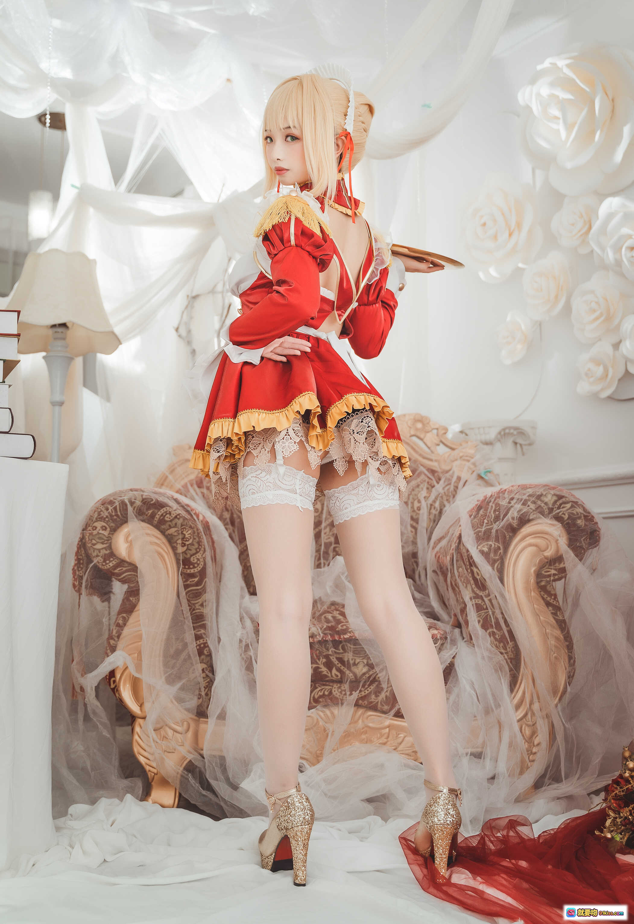 图片[5] - 雯妹不讲道理NO.035尼禄女仆cos写真｜华丽洛丽塔红白制服+蕾丝白丝+高跟鞋+复古沙发场景 - 就要吻