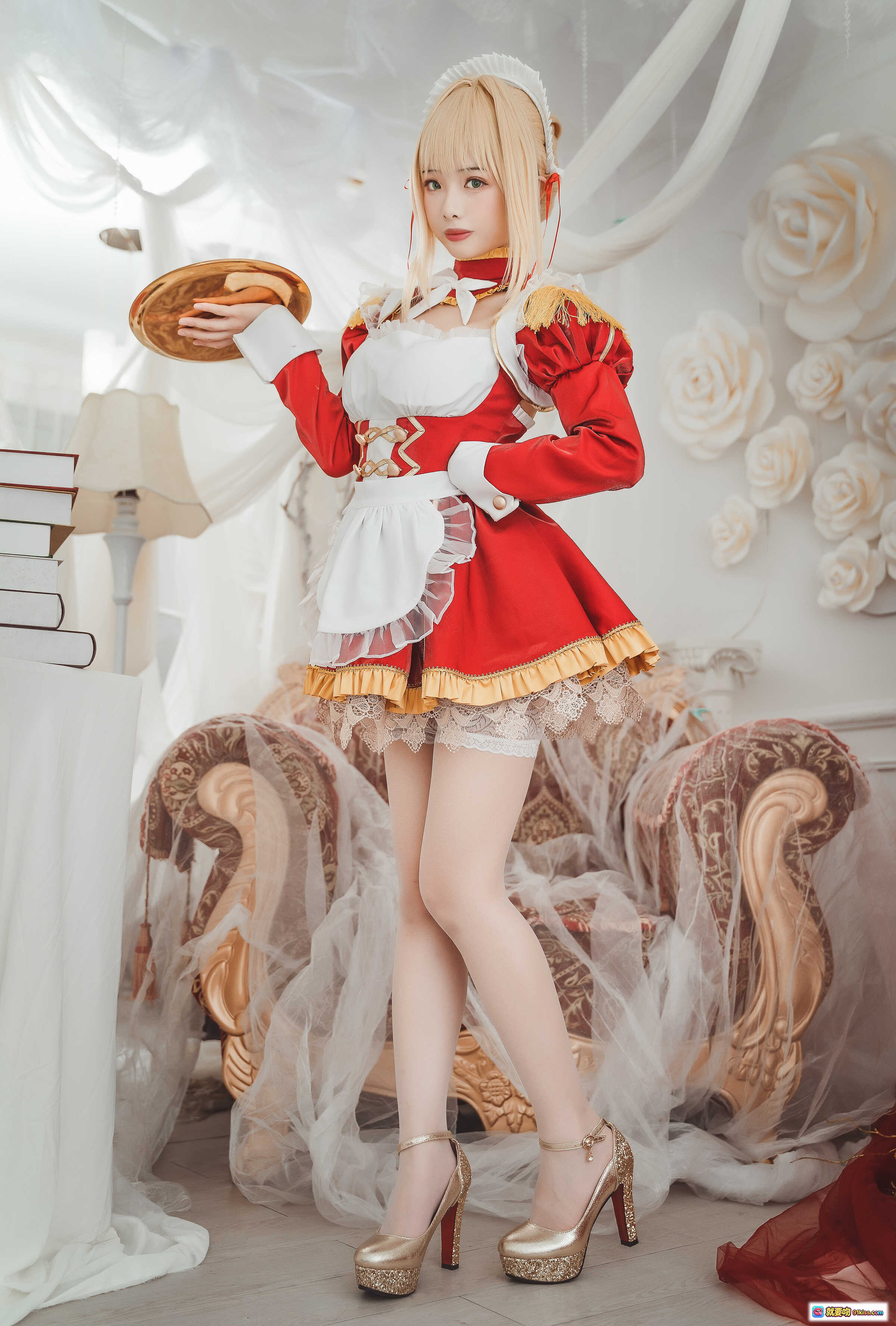 图片[8] - 雯妹不讲道理NO.035尼禄女仆cos写真｜华丽洛丽塔红白制服+蕾丝白丝+高跟鞋+复古沙发场景 - 就要吻