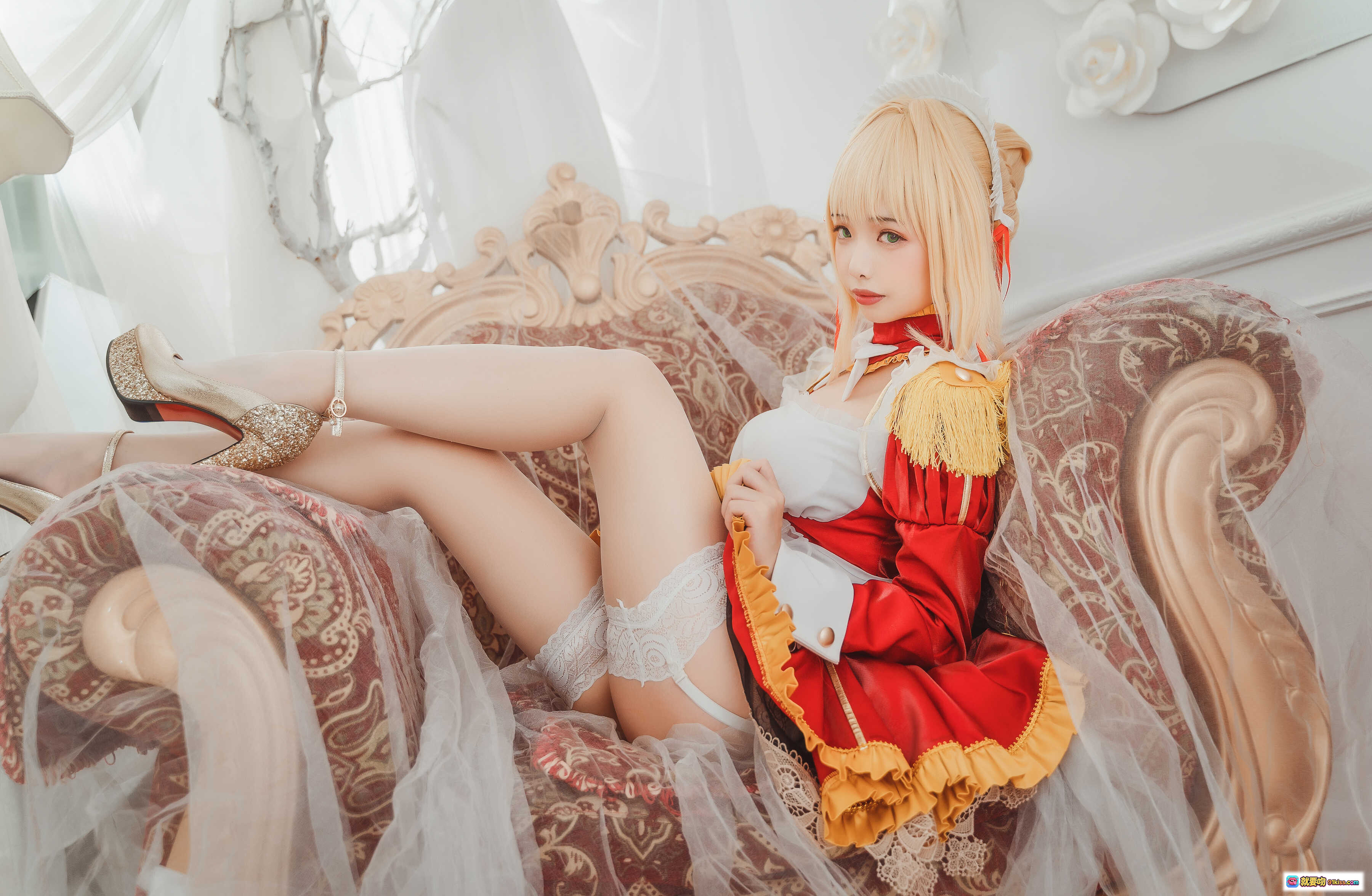 图片[4] - 雯妹不讲道理NO.035尼禄女仆cos写真｜华丽洛丽塔红白制服+蕾丝白丝+高跟鞋+复古沙发场景 - 就要吻
