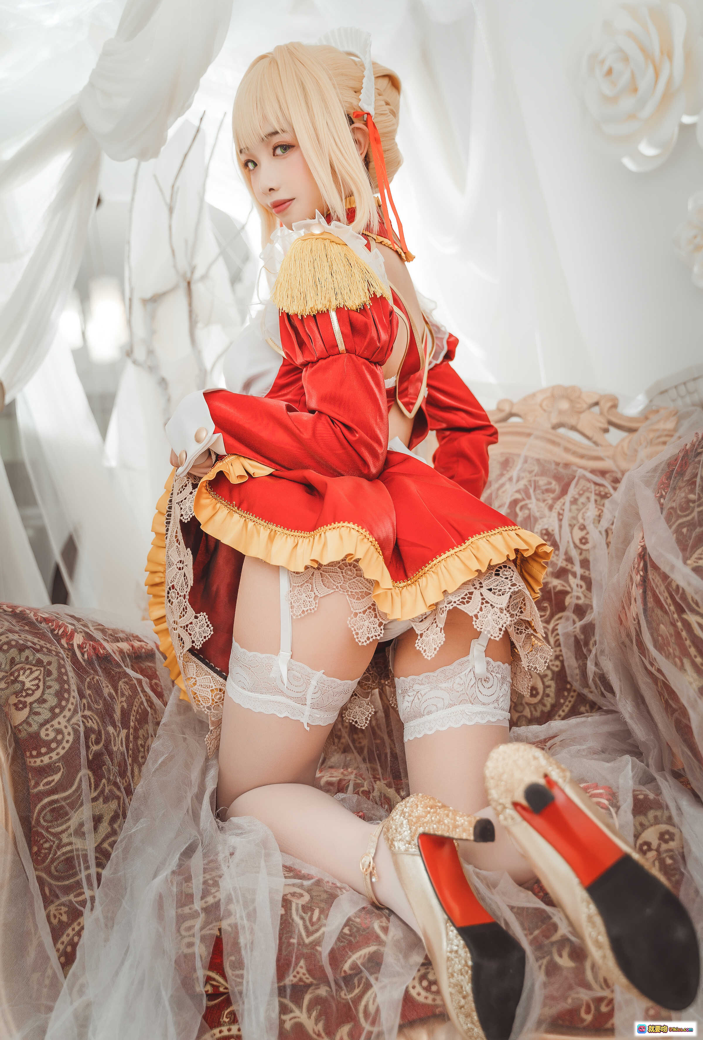 图片[9] - 雯妹不讲道理NO.035尼禄女仆cos写真｜华丽洛丽塔红白制服+蕾丝白丝+高跟鞋+复古沙发场景 - 就要吻