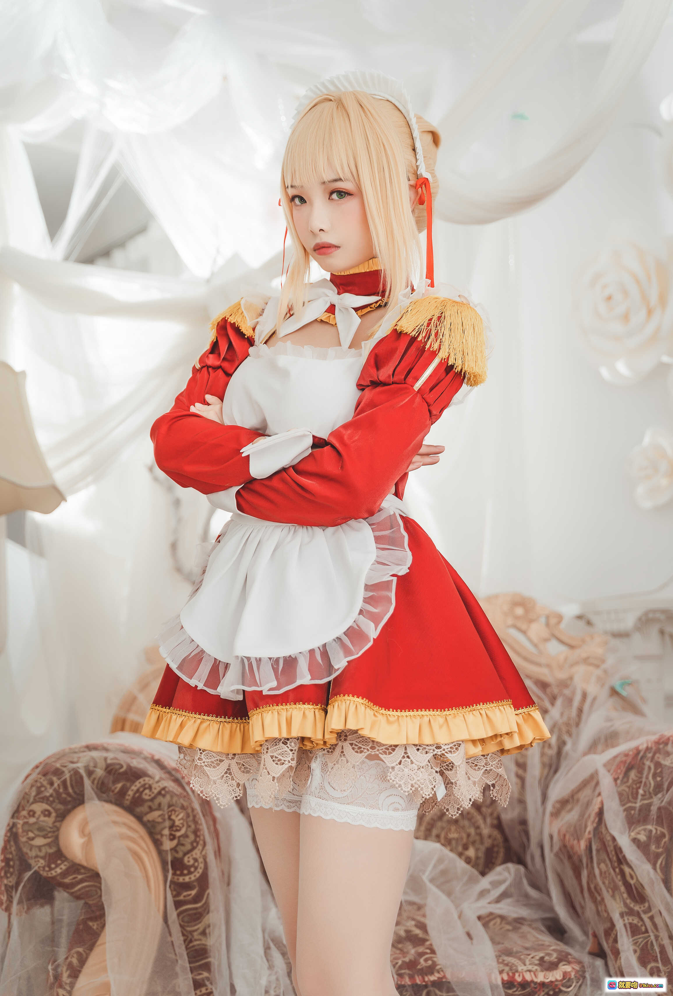 图片[10] - 雯妹不讲道理NO.035尼禄女仆cos写真｜华丽洛丽塔红白制服+蕾丝白丝+高跟鞋+复古沙发场景 - 就要吻
