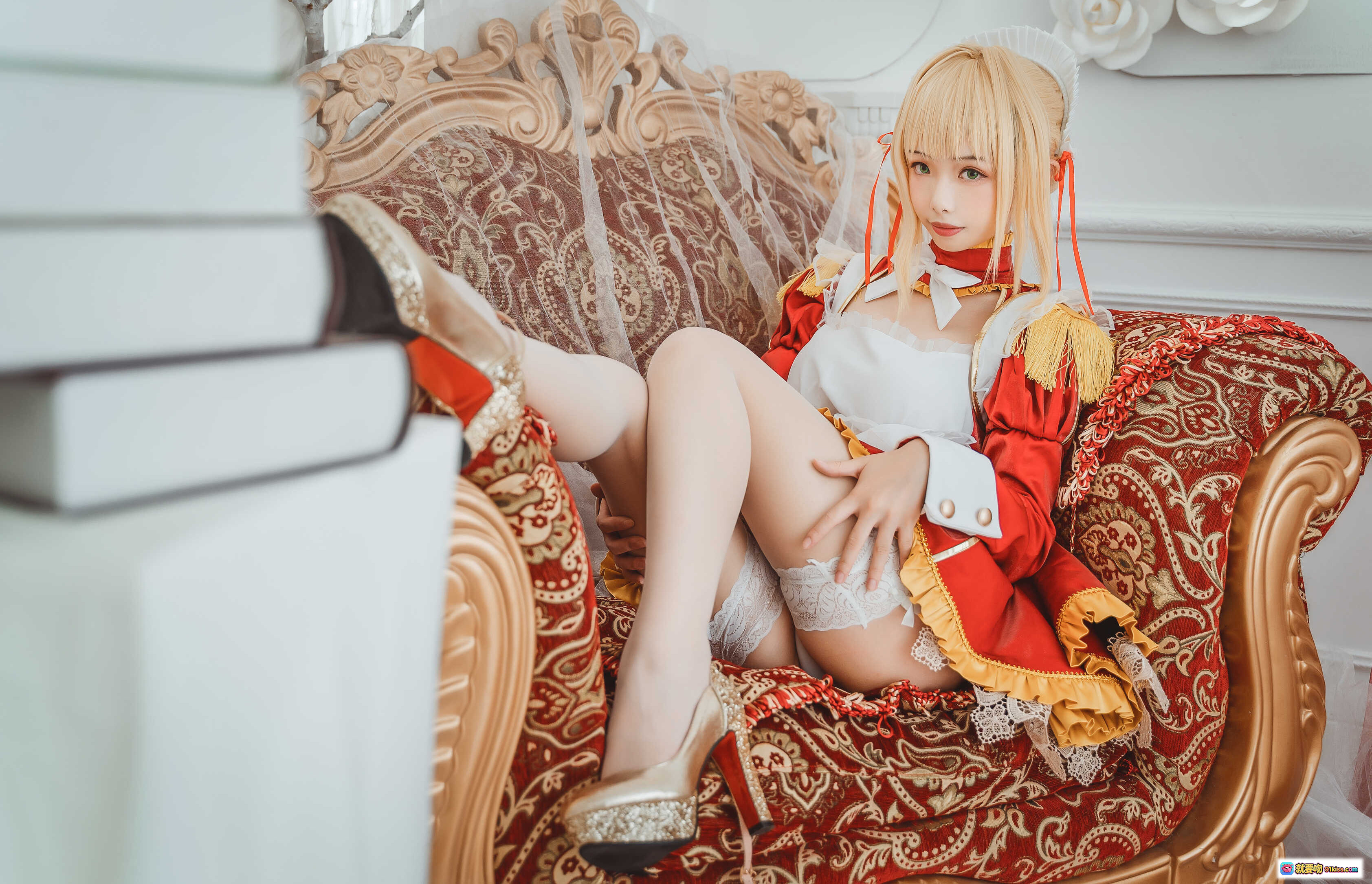 图片[1] - 雯妹不讲道理NO.035尼禄女仆cos写真｜华丽洛丽塔红白制服+蕾丝白丝+高跟鞋+复古沙发场景 - 就要吻