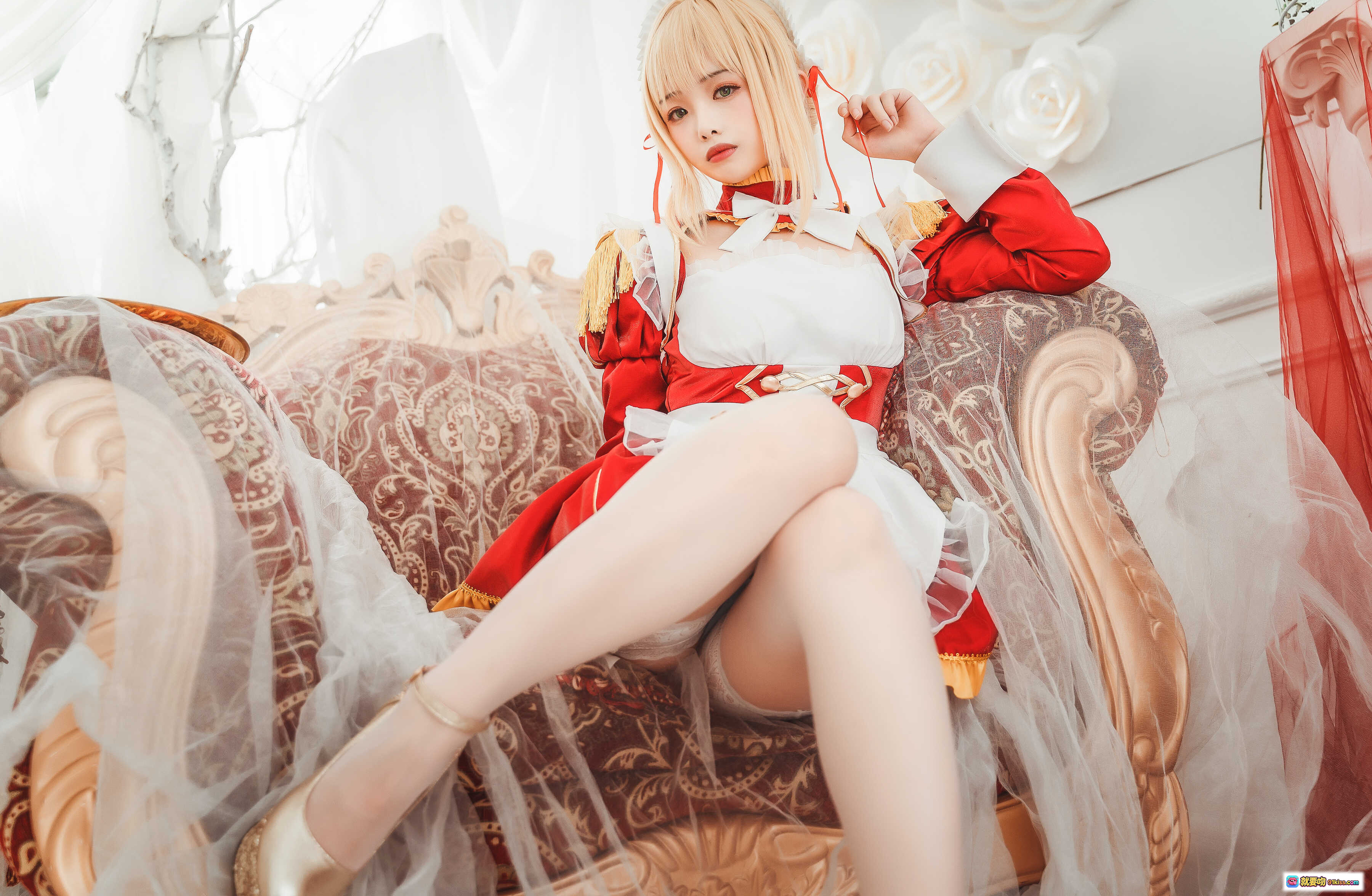 图片[2] - 雯妹不讲道理NO.035尼禄女仆cos写真｜华丽洛丽塔红白制服+蕾丝白丝+高跟鞋+复古沙发场景 - 就要吻