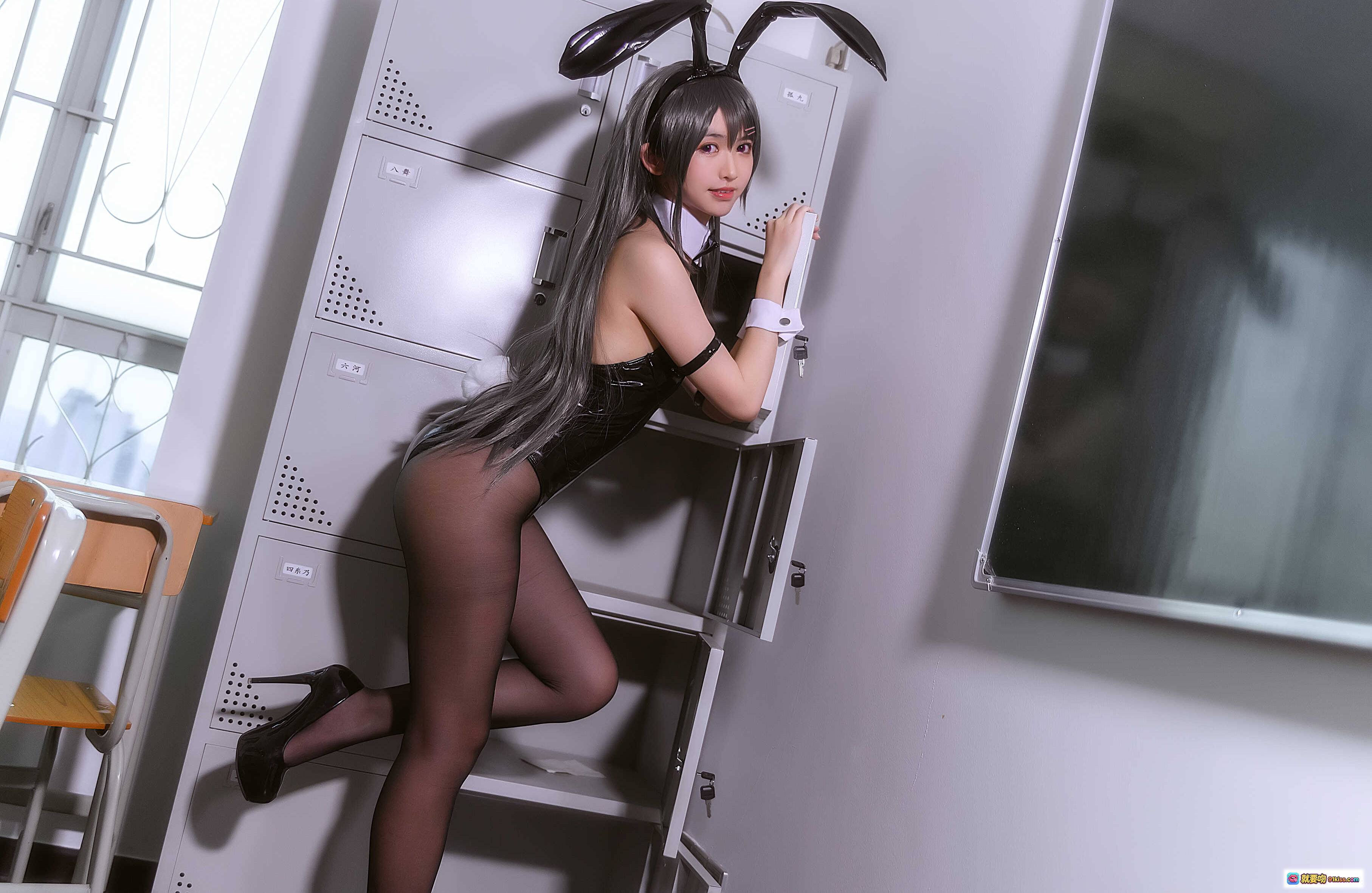 图片[8] - 鳗鱼霏儿NO.072学姐兔女郎COS写真 – 黑色漆皮紧身衣+兔耳发箍+黑丝美腿教室场景高清图集 - 就要吻