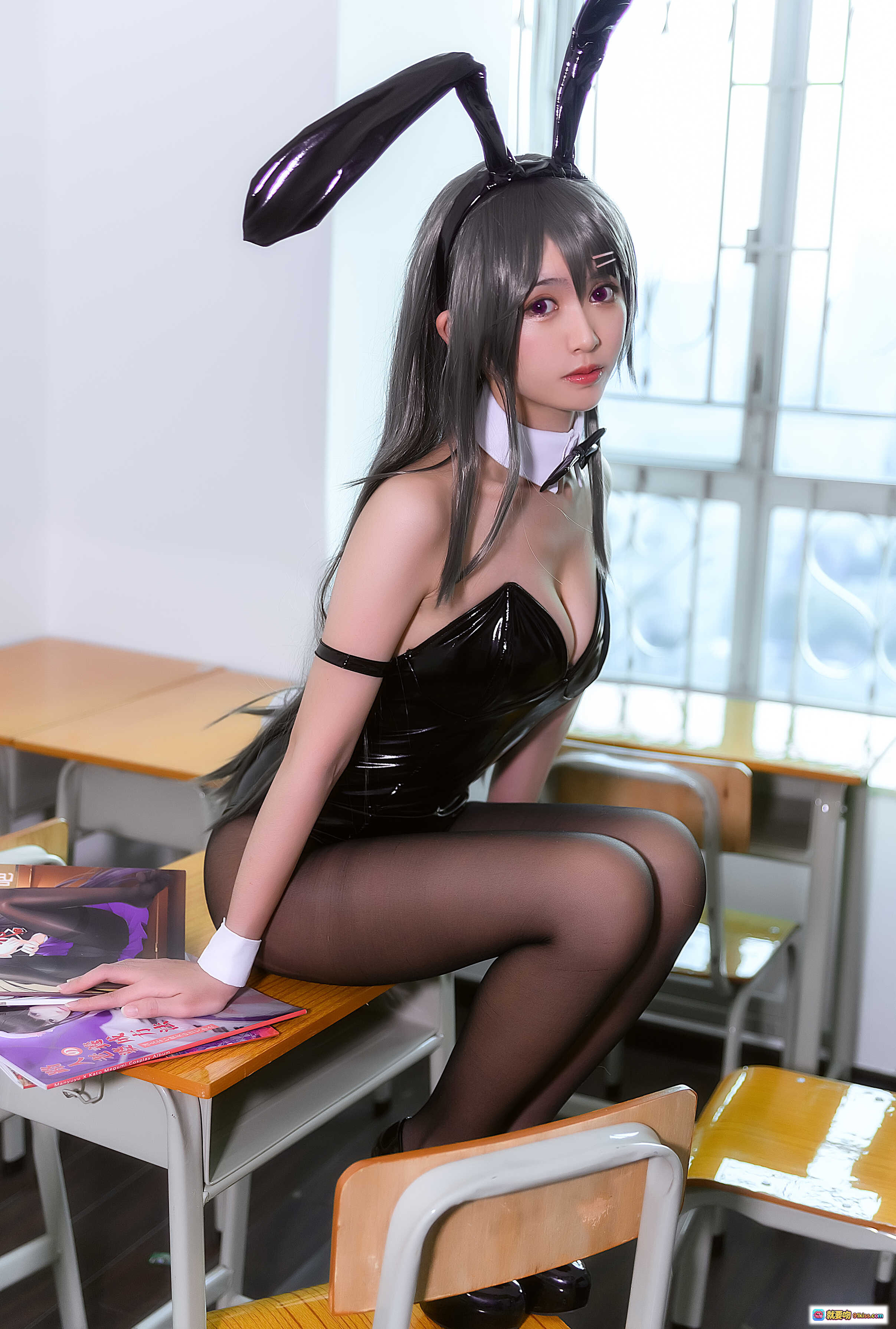 图片[1] - 鳗鱼霏儿NO.072学姐兔女郎COS写真 – 黑色漆皮紧身衣+兔耳发箍+黑丝美腿教室场景高清图集 - 就要吻